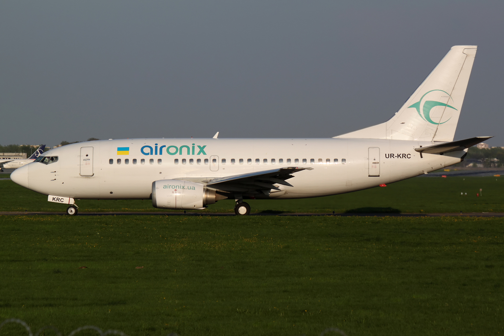 UR-KRC, Air Onix (Samoloty » Spotting na EPWA » Boeing 737-500)