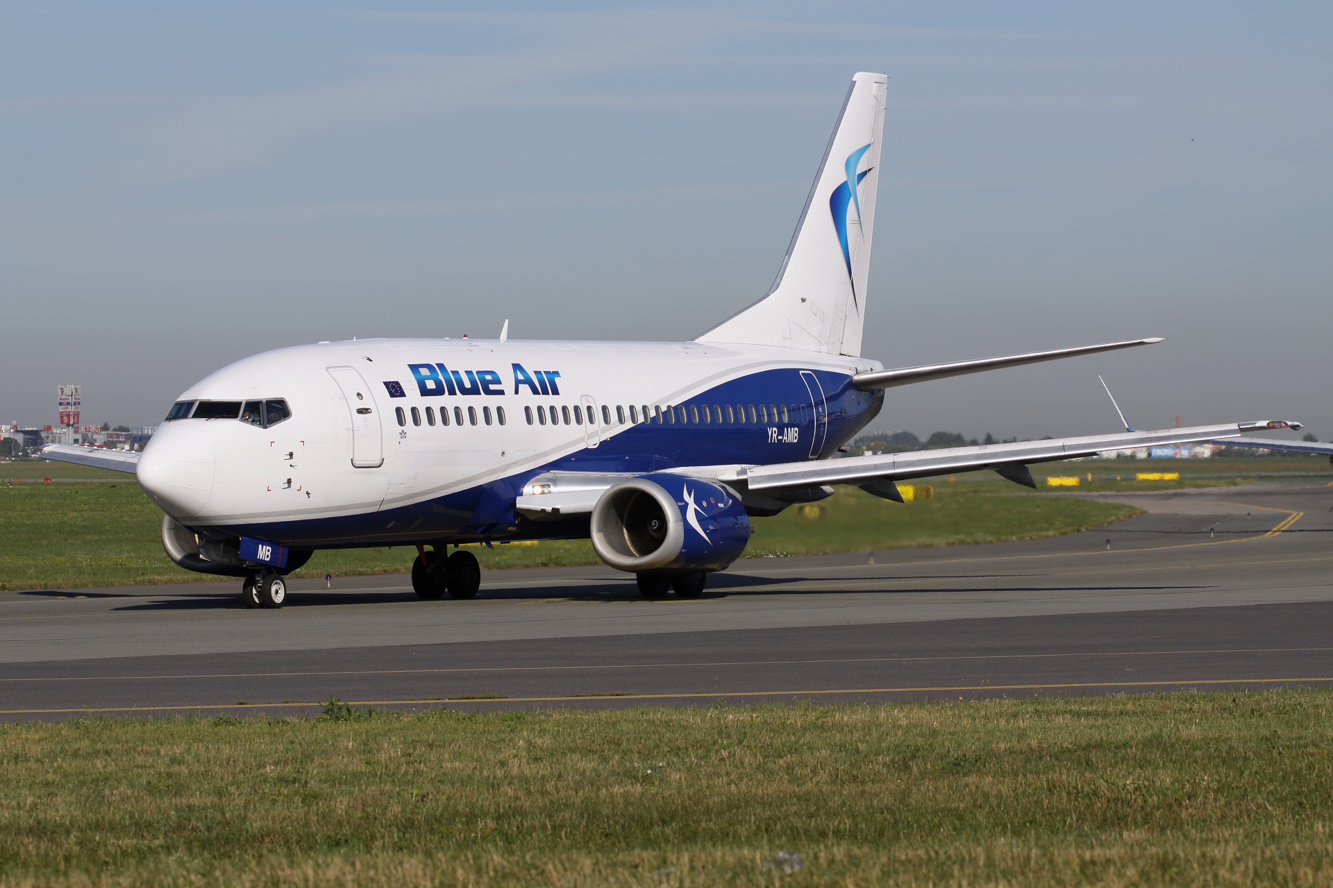 YR-AMB, Blue Air (Samoloty » Spotting na EPWA » Boeing 737-500)