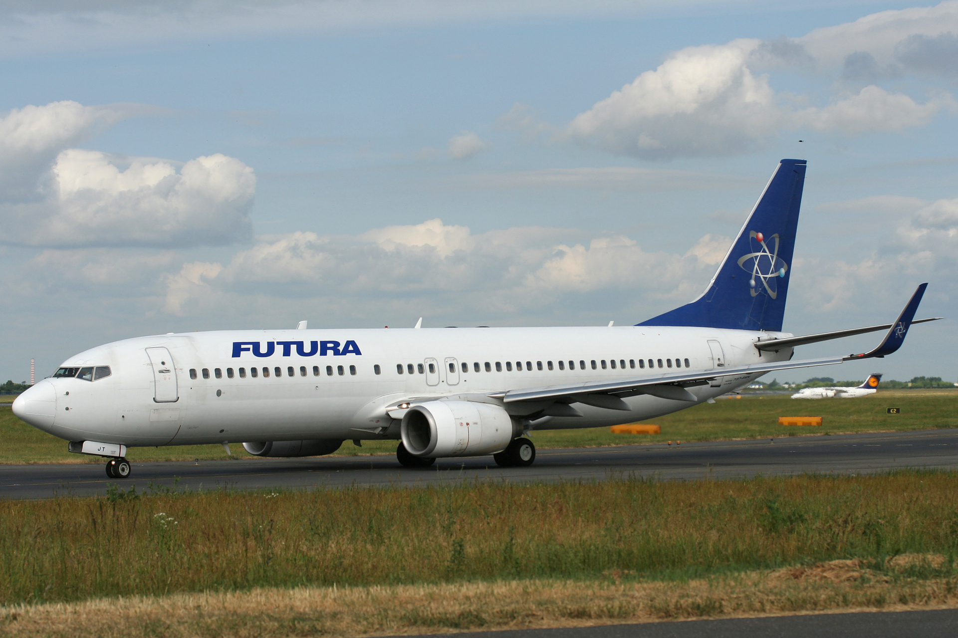 EI-DJT, Futura International Airlines (Samoloty » Spotting na EPWA » Boeing 737-800)
