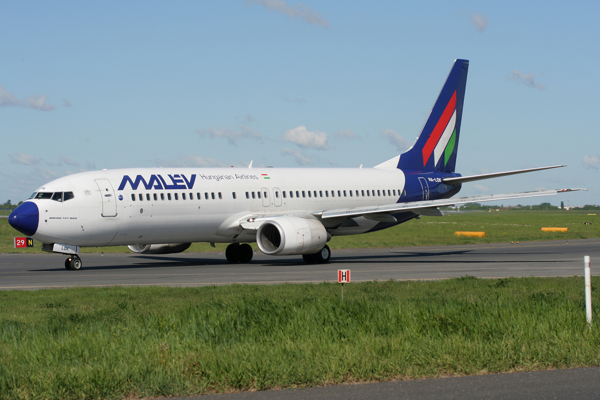 HA-LOK, Malév Hungarian Airlines (Aircraft » EPWA Spotting » Boeing 737-800)