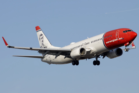 LN-NOF, Norwegian Air Shuttle ("Real Norwegian: Edvard Munch" tail)