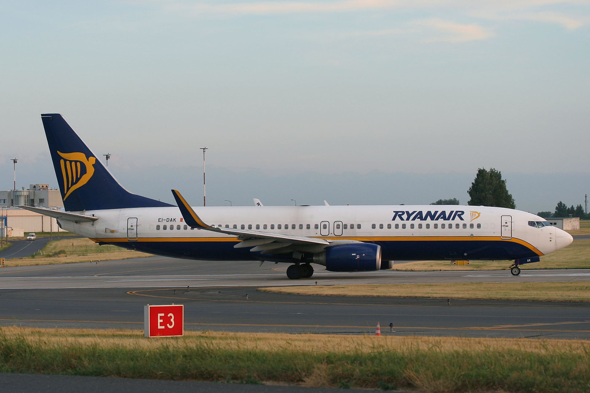EI-DAK (Aircraft » EPWA Spotting » Boeing 737-800 » Ryanair)