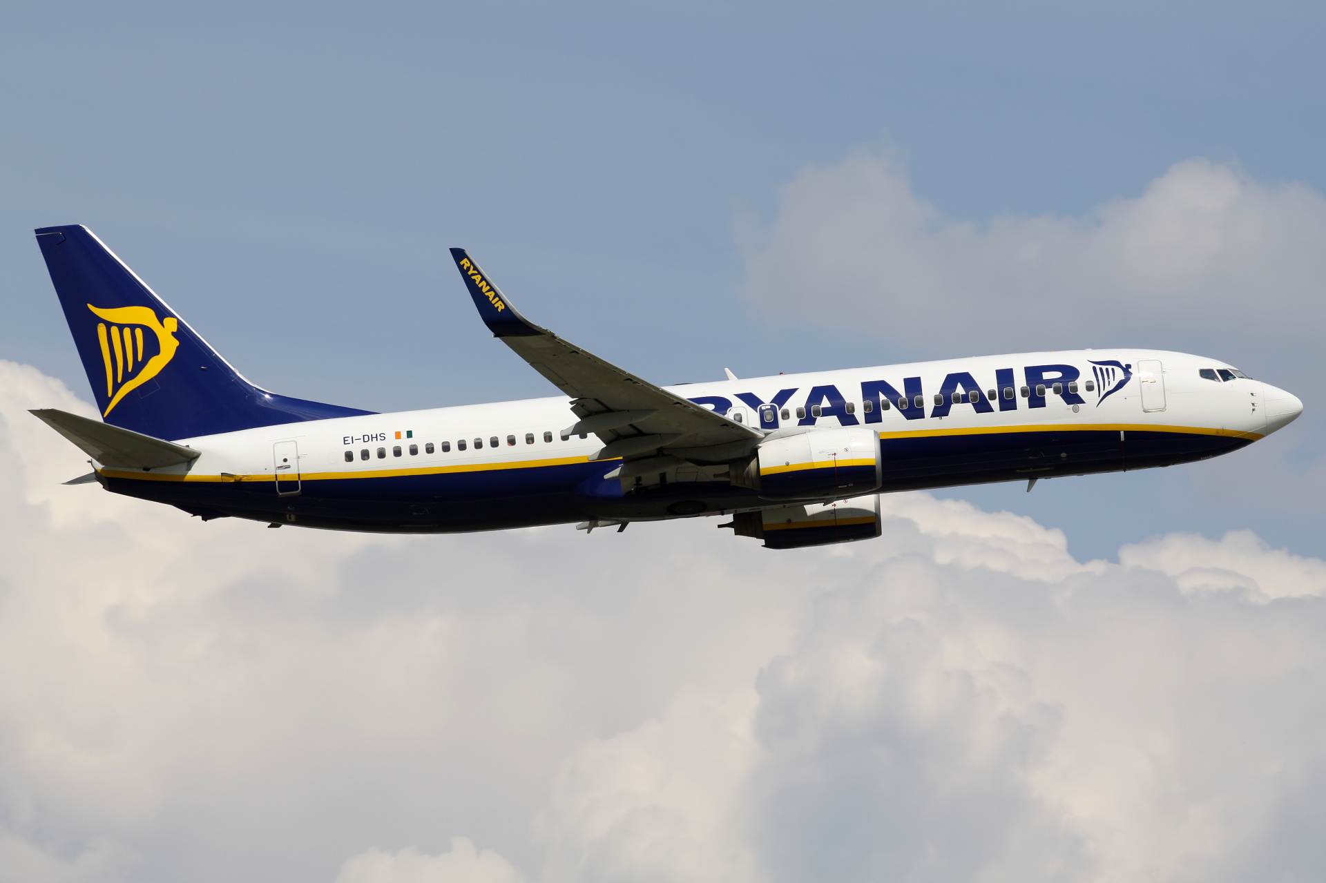 EI-DHS (Aircraft » EPWA Spotting » Boeing 737-800 » Ryanair)