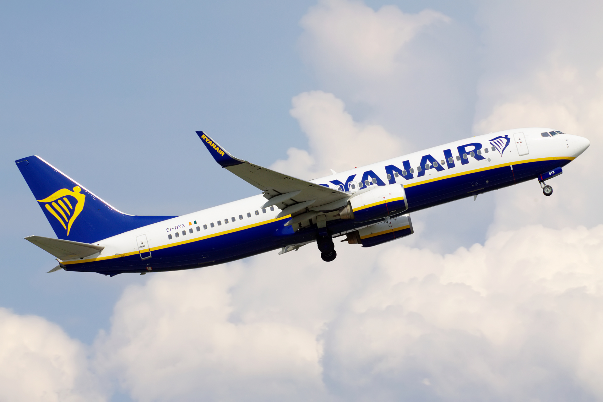 EI-DYZ (Samoloty » Spotting na EPWA » Boeing 737-800 » Ryanair)