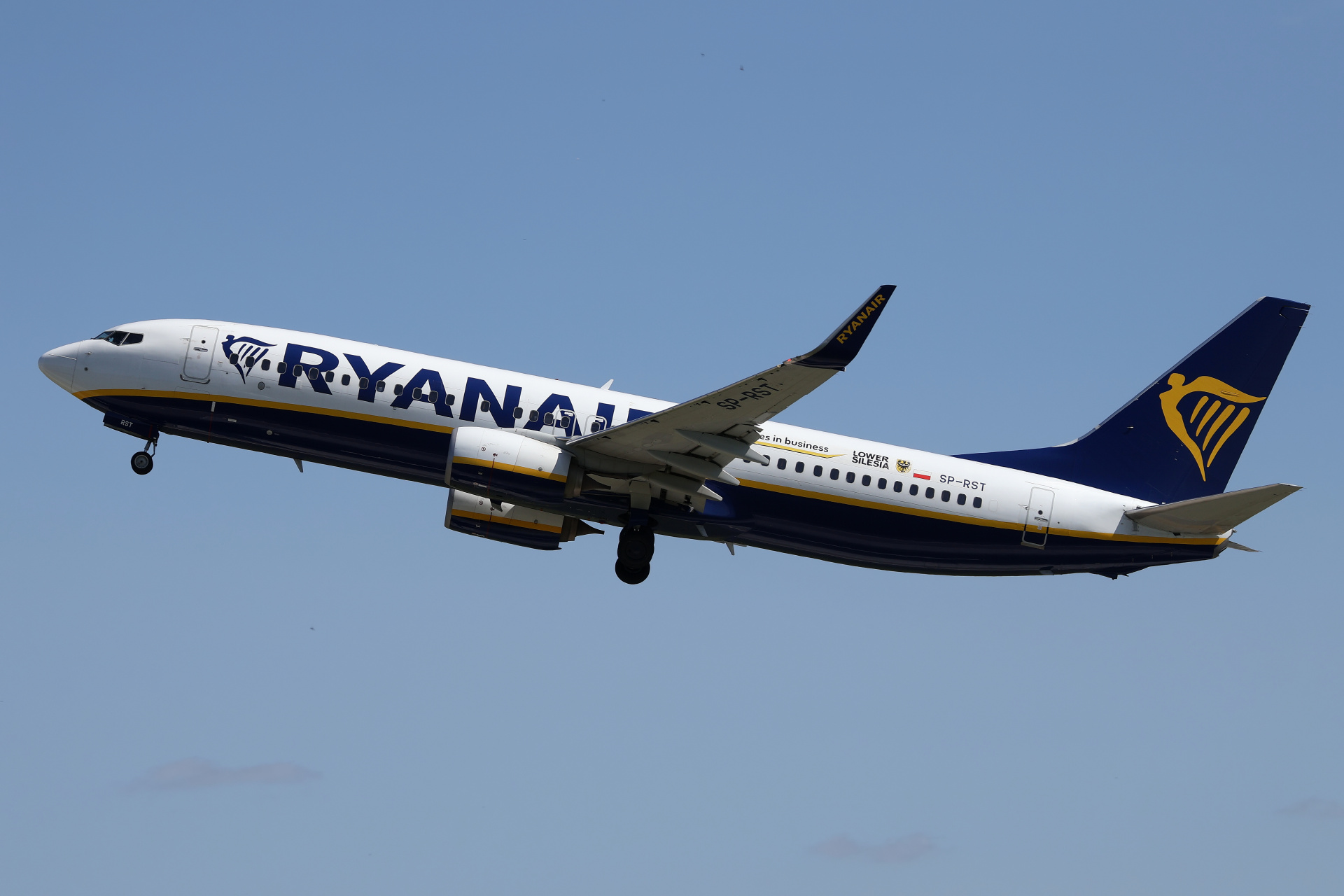 SP-RST, Ryanair Sun (Building Bridges in Business - Lower Silesia sticker) (Aircraft » EPWA Spotting » Boeing 737-800 » Ryanair)