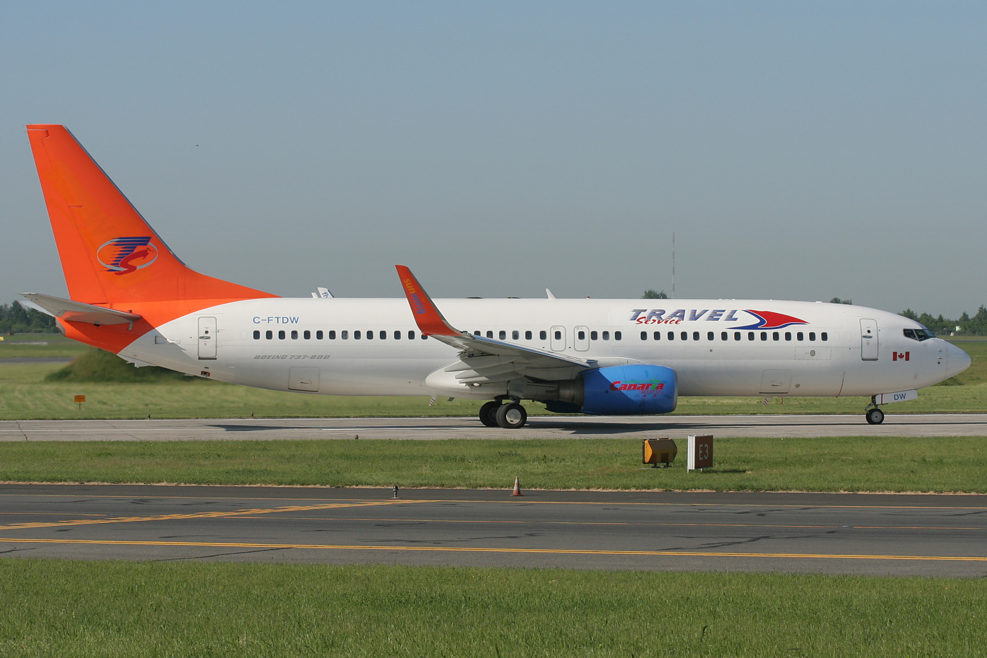 C-FTDW (Sunwing) (Samoloty » Spotting na EPWA » Boeing 737-800 » Travel Service Airlines)