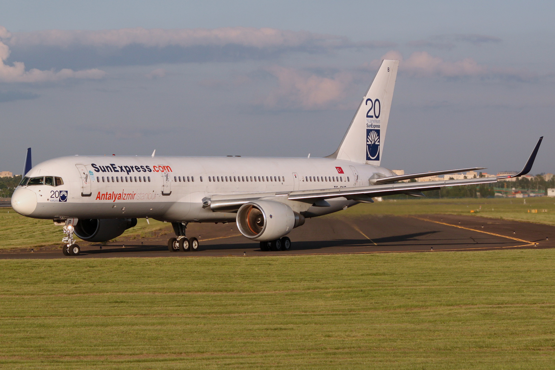 TC-SNB, SunExpress (malowanie 20-lecia) (Samoloty » Spotting na EPWA » Boeing 757-200)