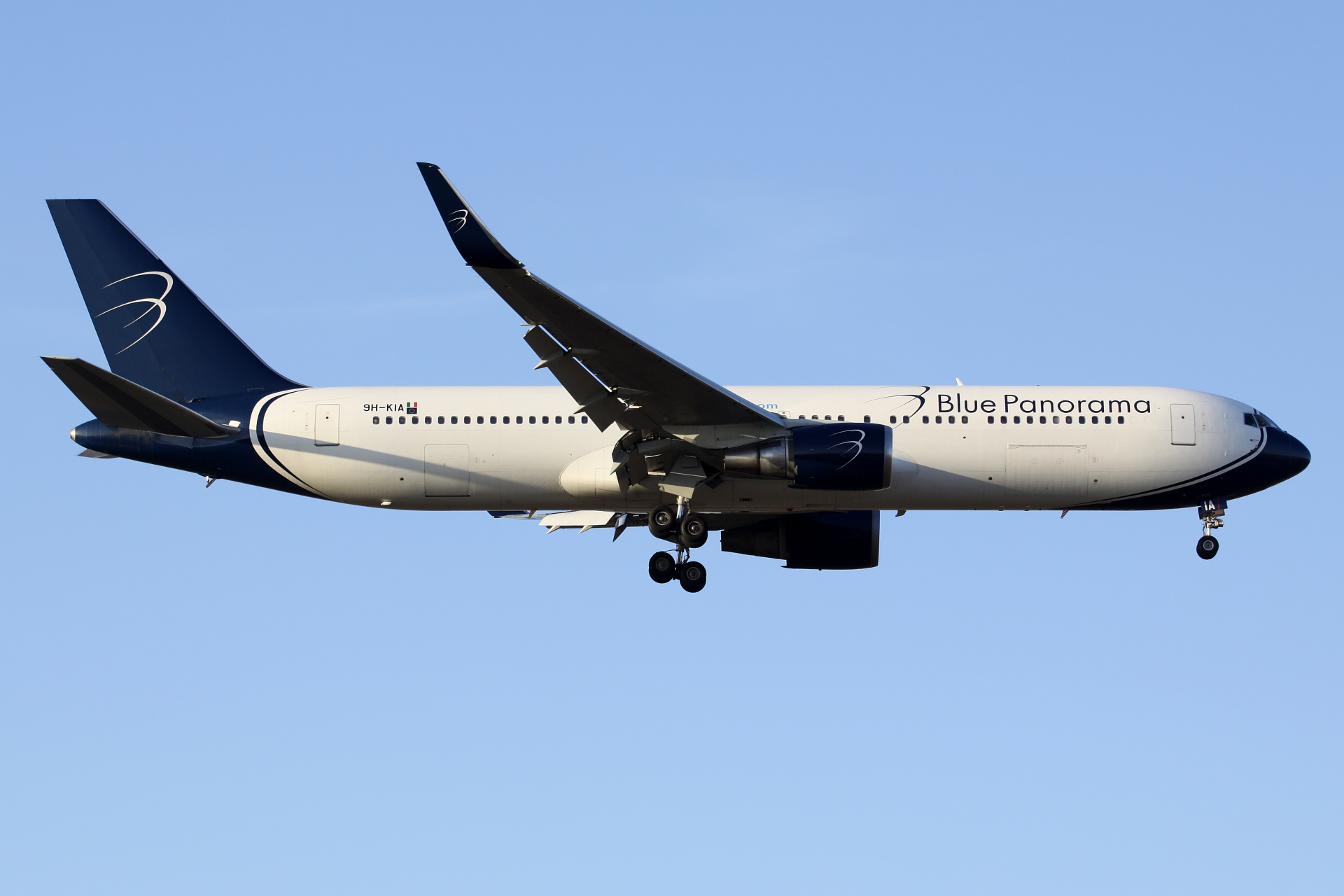 9H-KIA, Blue Panorama Airlines (Samoloty » Spotting na EPWA » Boeing 767-300)