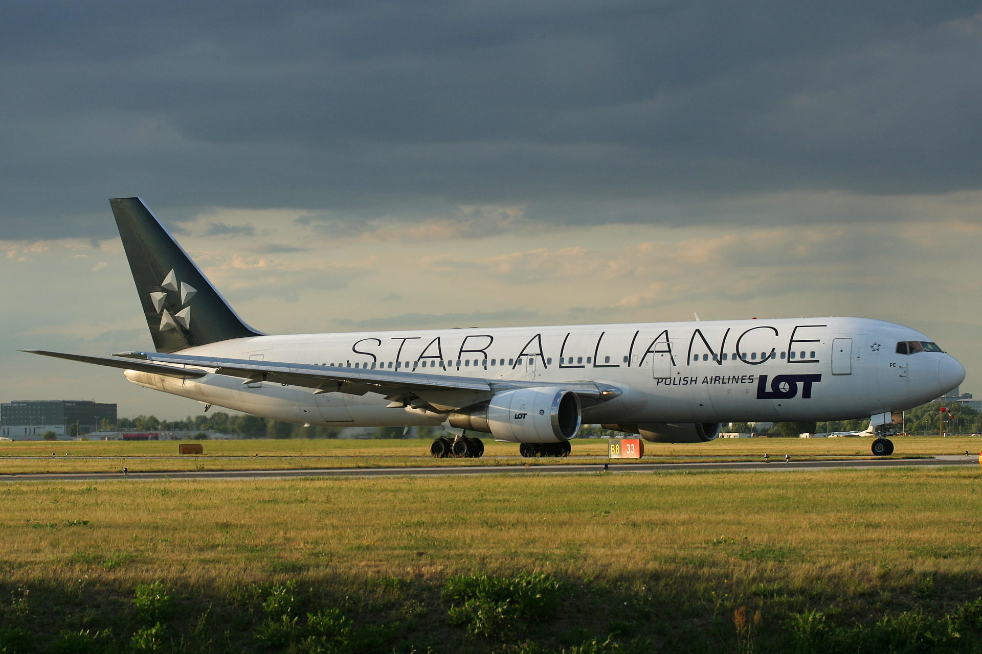 SP-LPE (malowanie Star Alliance) (Samoloty » Spotting na EPWA » Boeing 767-300 » Polskie Linie Lotnicze LOT)