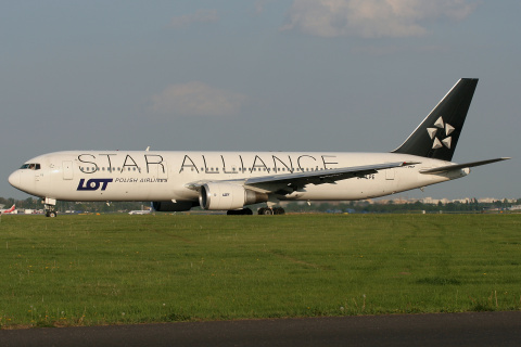 SP-LPE (Star Alliance livery)
