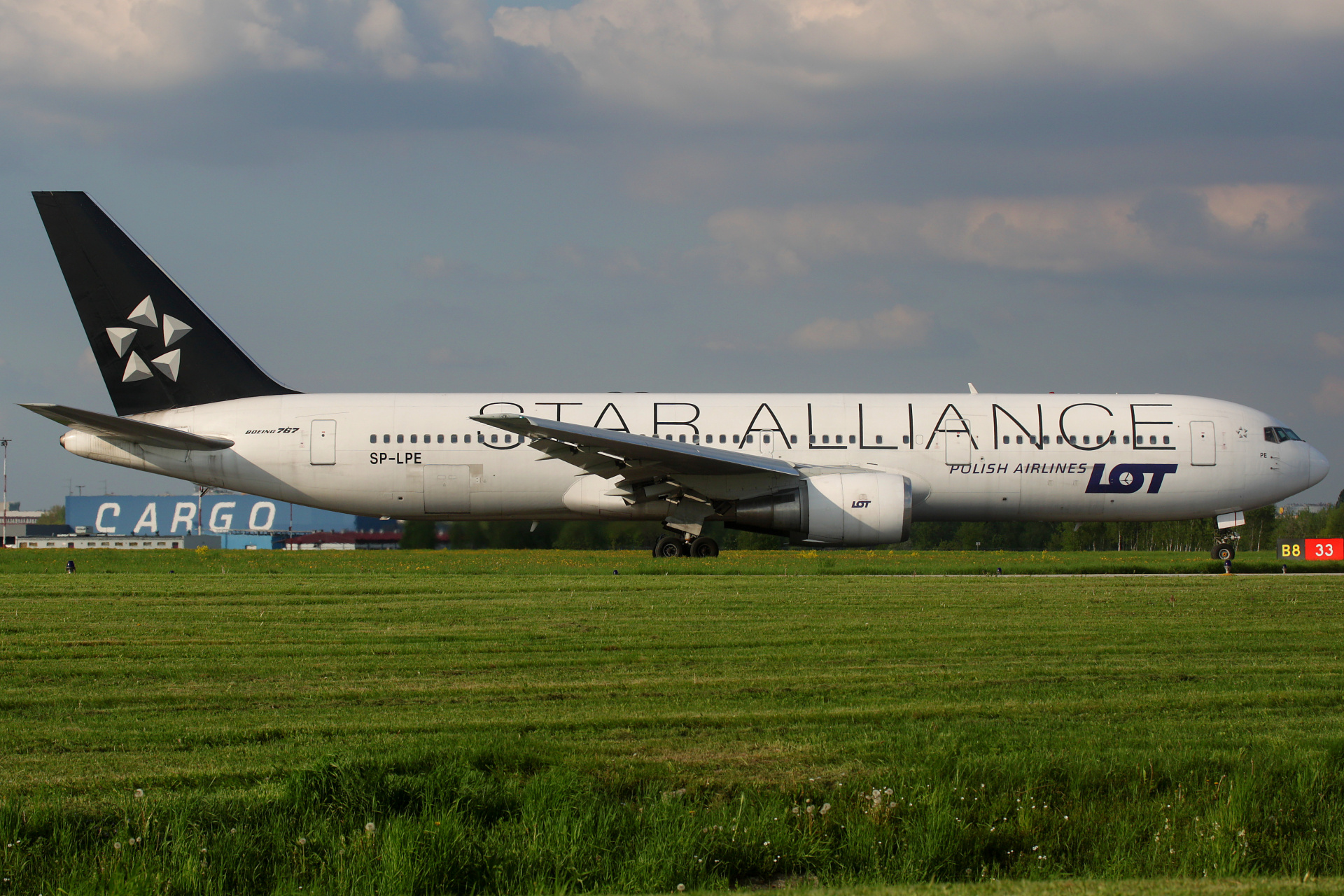 SP-LPE (Star Alliance livery) (Aircraft » EPWA Spotting » Boeing 767-300 » LOT Polish Airlines)