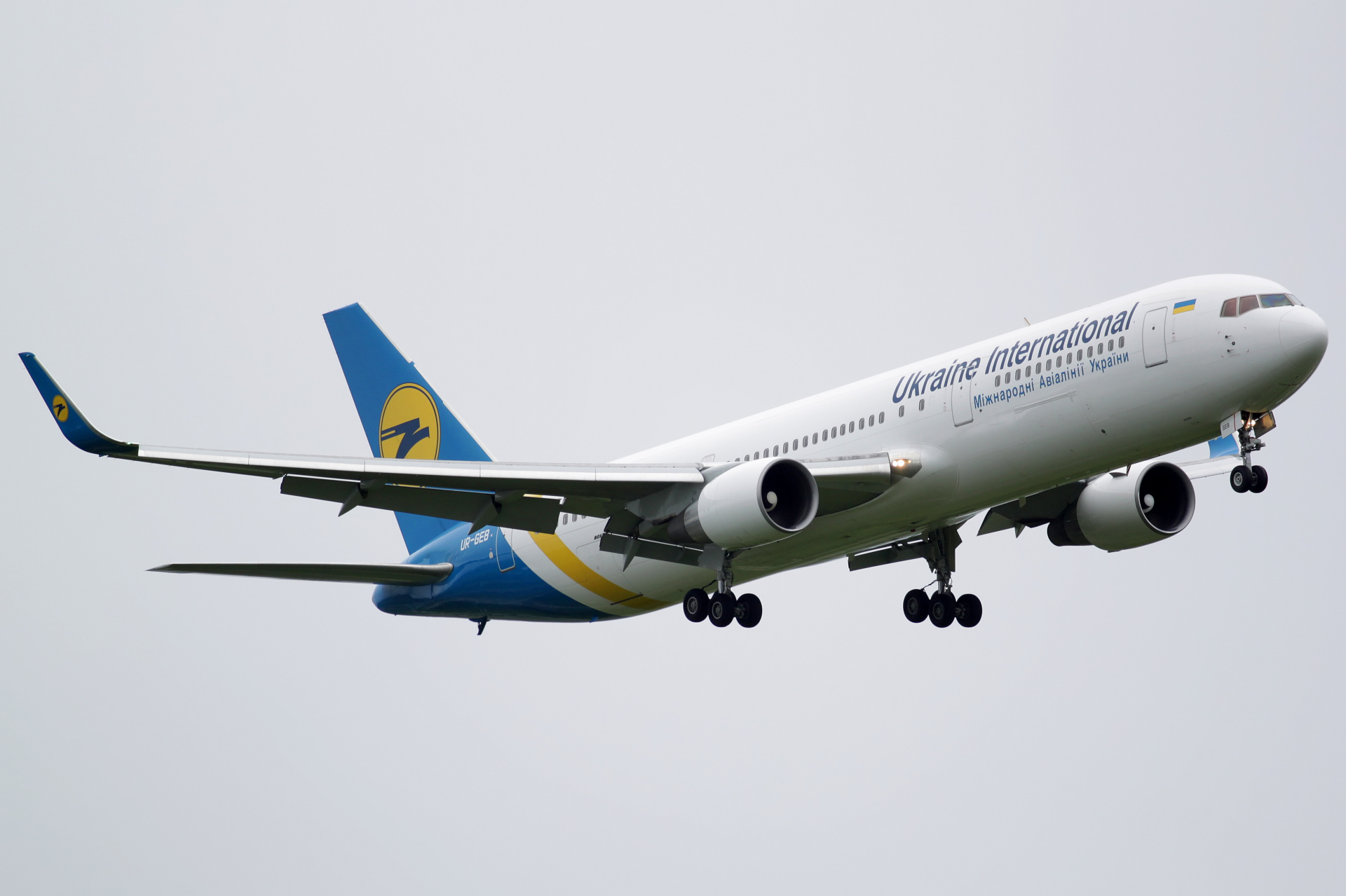 UR-GEB, Ukraine International Airlines (Samoloty » Spotting na EPWA » Boeing 767-300)