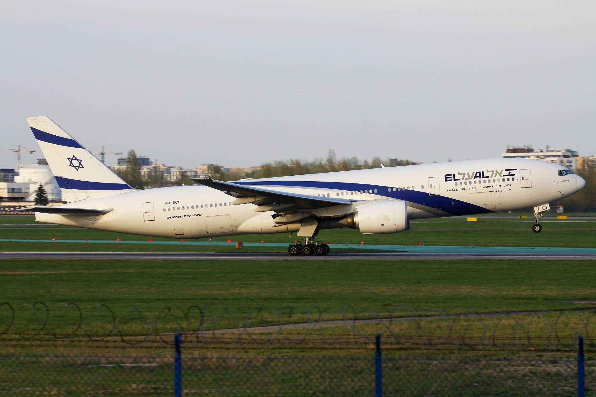 4X-ECF, El Al Israel Airlines (Samoloty » Spotting na EPWA » Boeing 777-200 i 200ER)