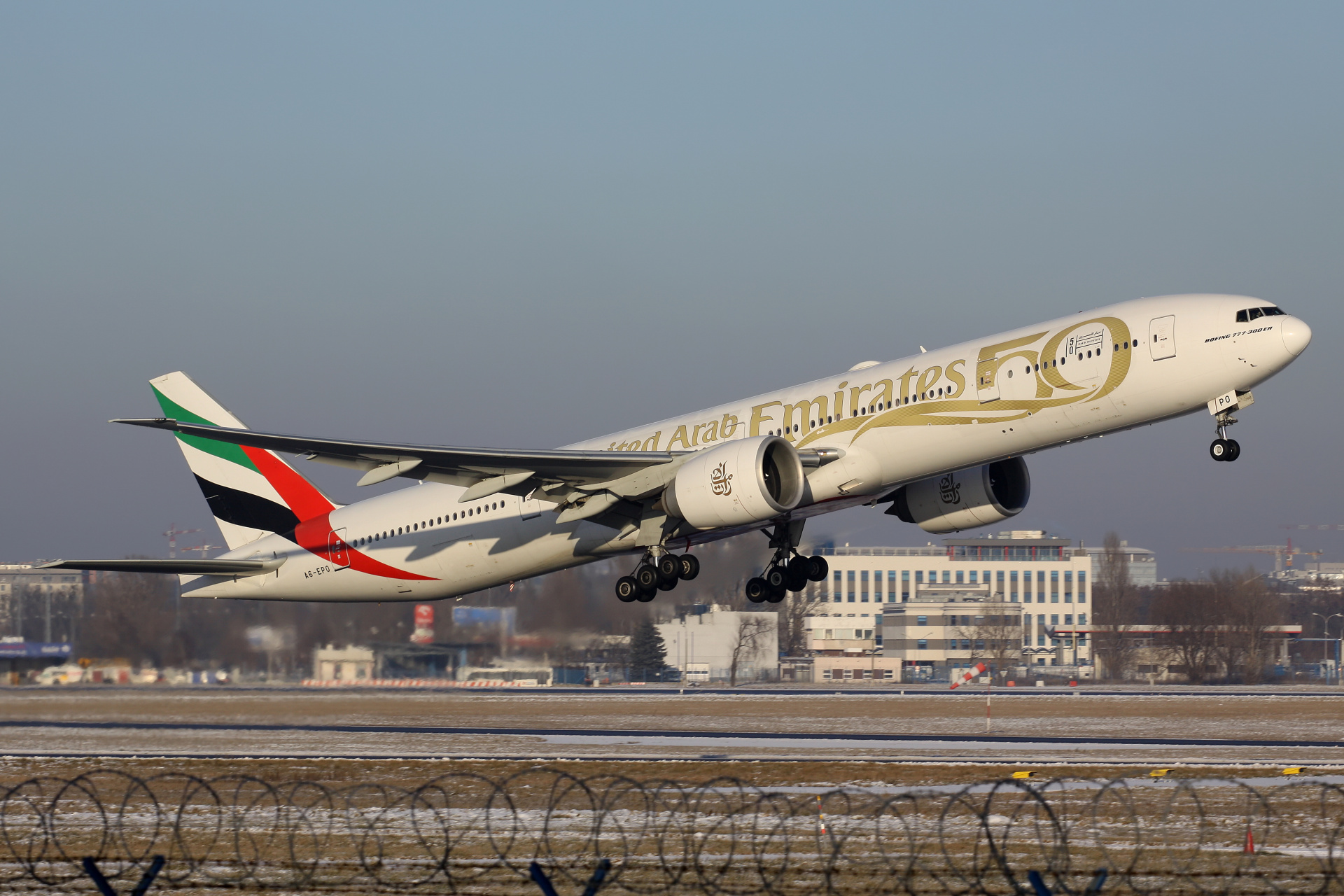 A6-EPO (malowanie Rok Pięćdziesięciolecia) (Samoloty » Spotting na EPWA » Boeing 777-300ER » Emirates)