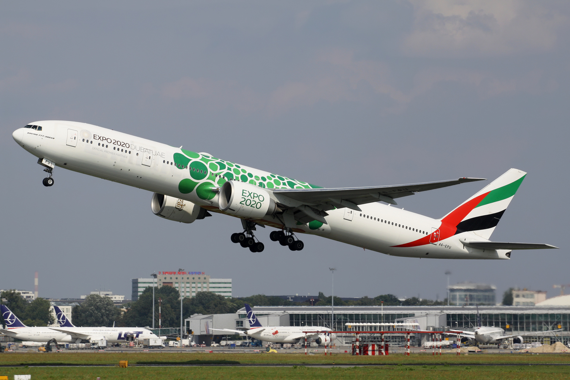 A6-EPU (malowanie EXPO 2020 Dubaj - Zrównoważony rozwój) (Samoloty » Spotting na EPWA » Boeing 777-300ER » Emirates)