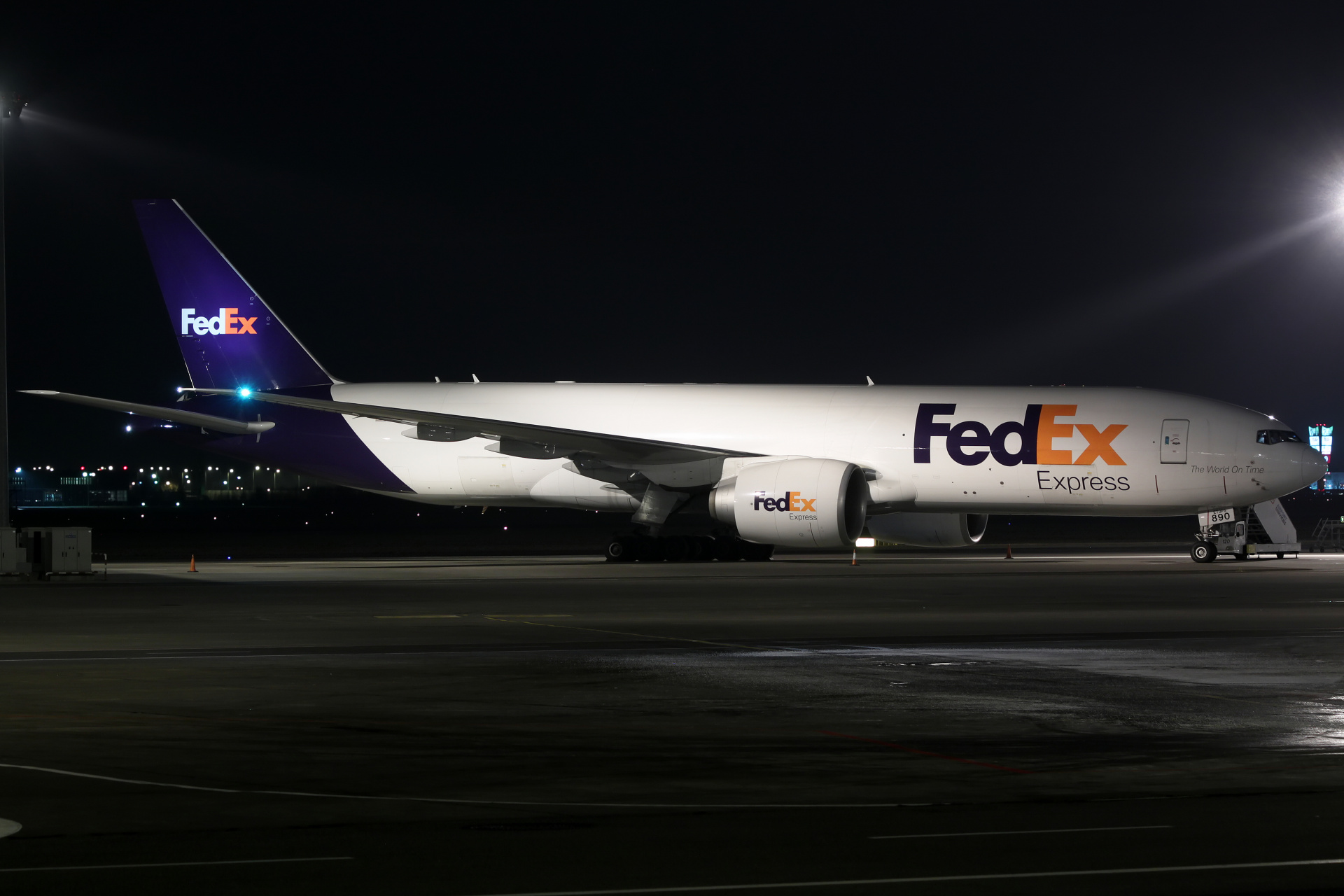 N890FD, FedEx Express (Samoloty » Spotting na EPWA » Boeing 777F)
