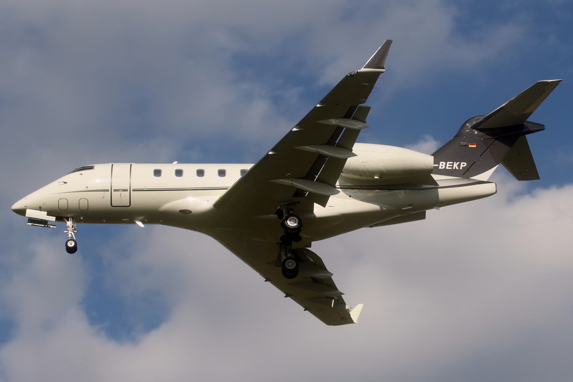 D-BEKP, Windrose Air Jetcharter (Aircraft » EPWA Spotting » Bombardier BD-100 Challenger 300)