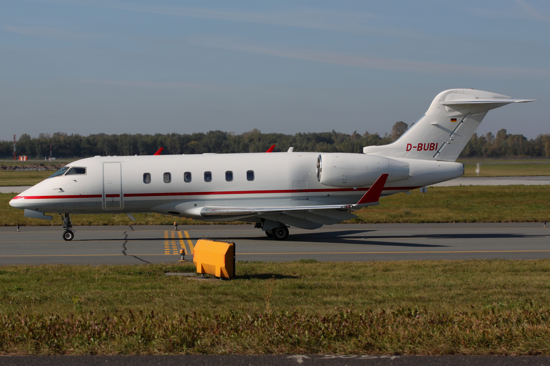D-BUBI, Windrose Air Jetcharter (Aircraft » EPWA Spotting » Bombardier BD-100 Challenger 300)