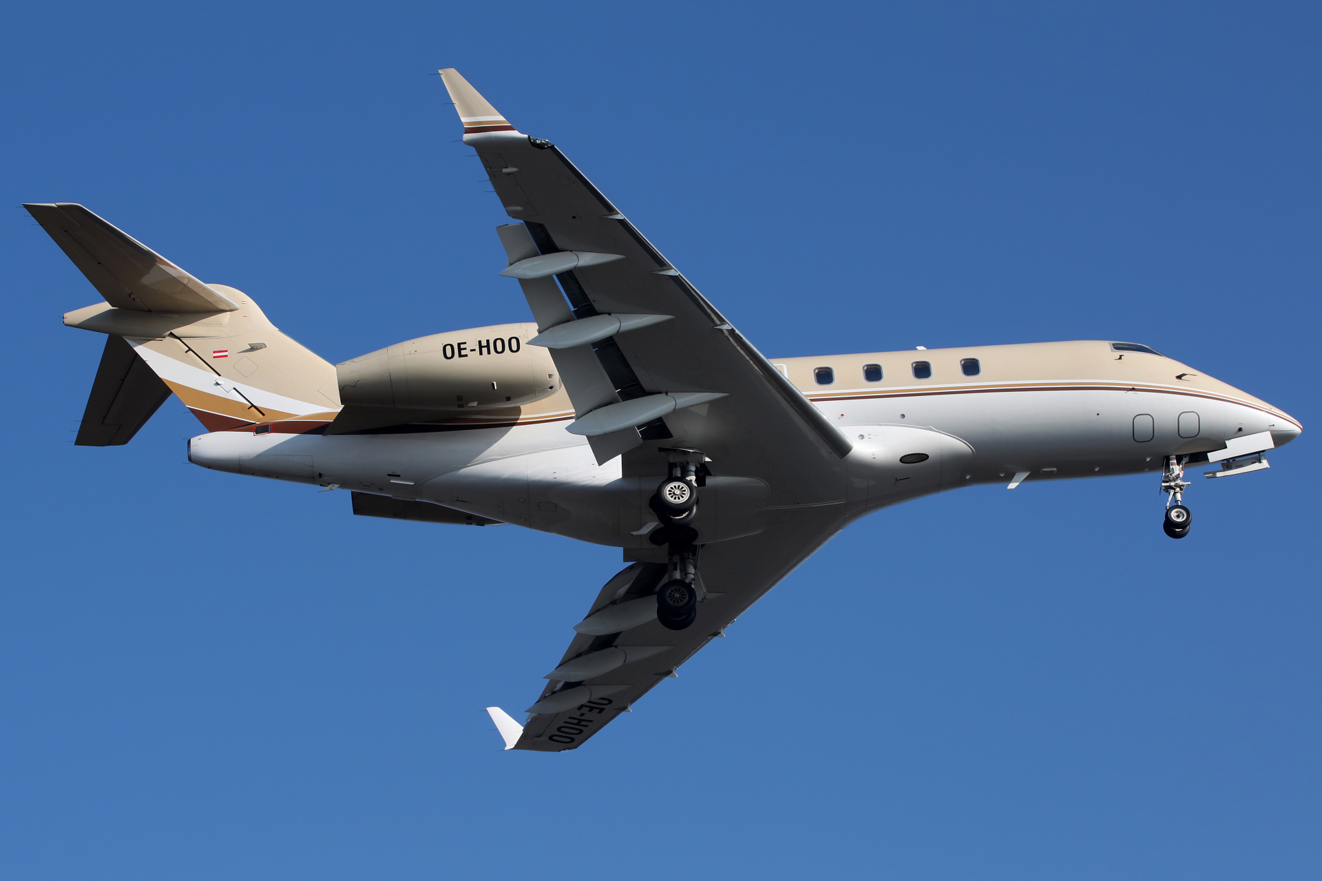 OE-HOO, Avcon Jet (Samoloty » Spotting na EPWA » Bombardier BD-100 Challenger 300)