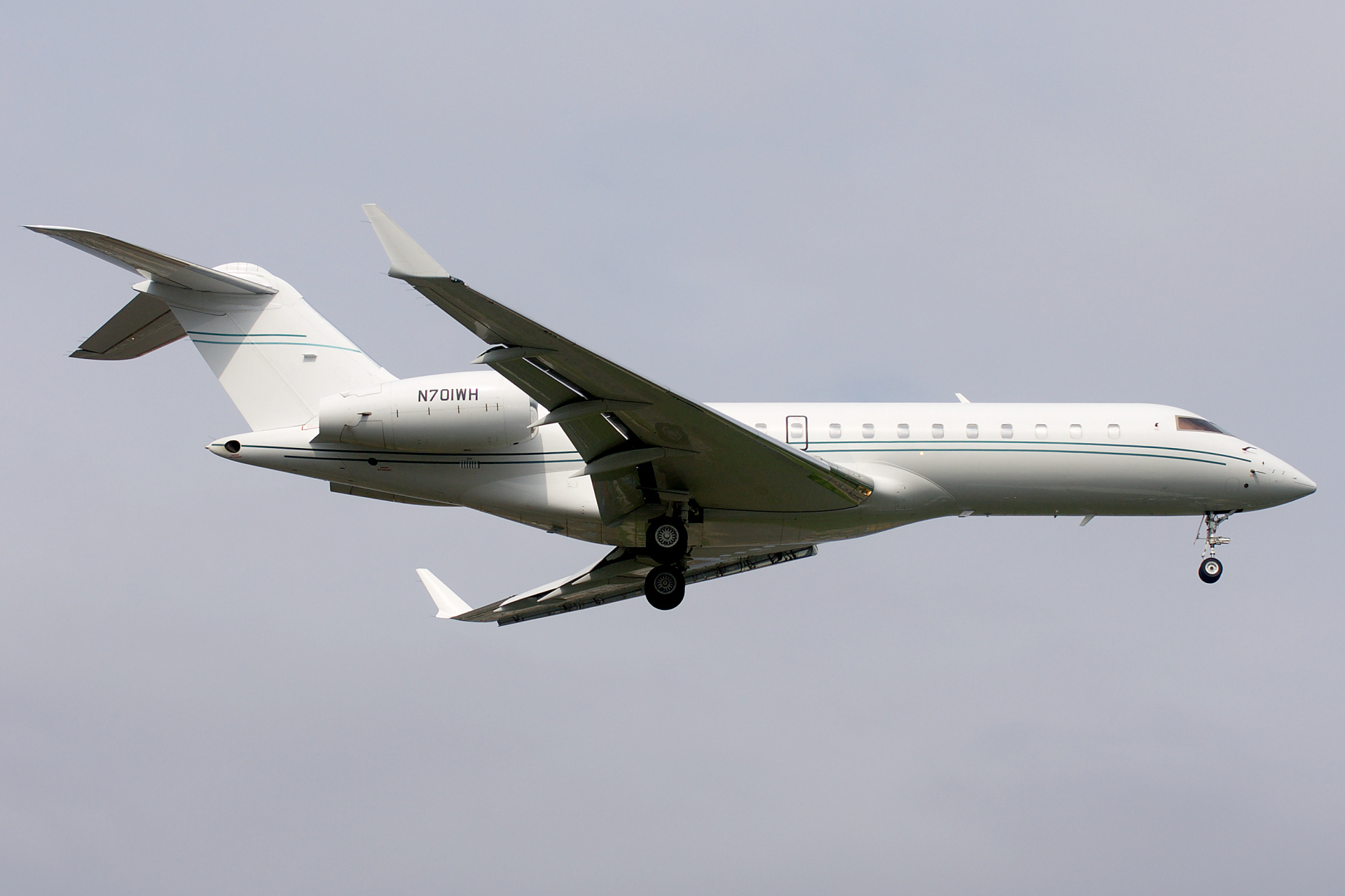 N701WH, Vesey Air (Samoloty » Spotting na EPWA » Bombardier BD-700 Global Express)