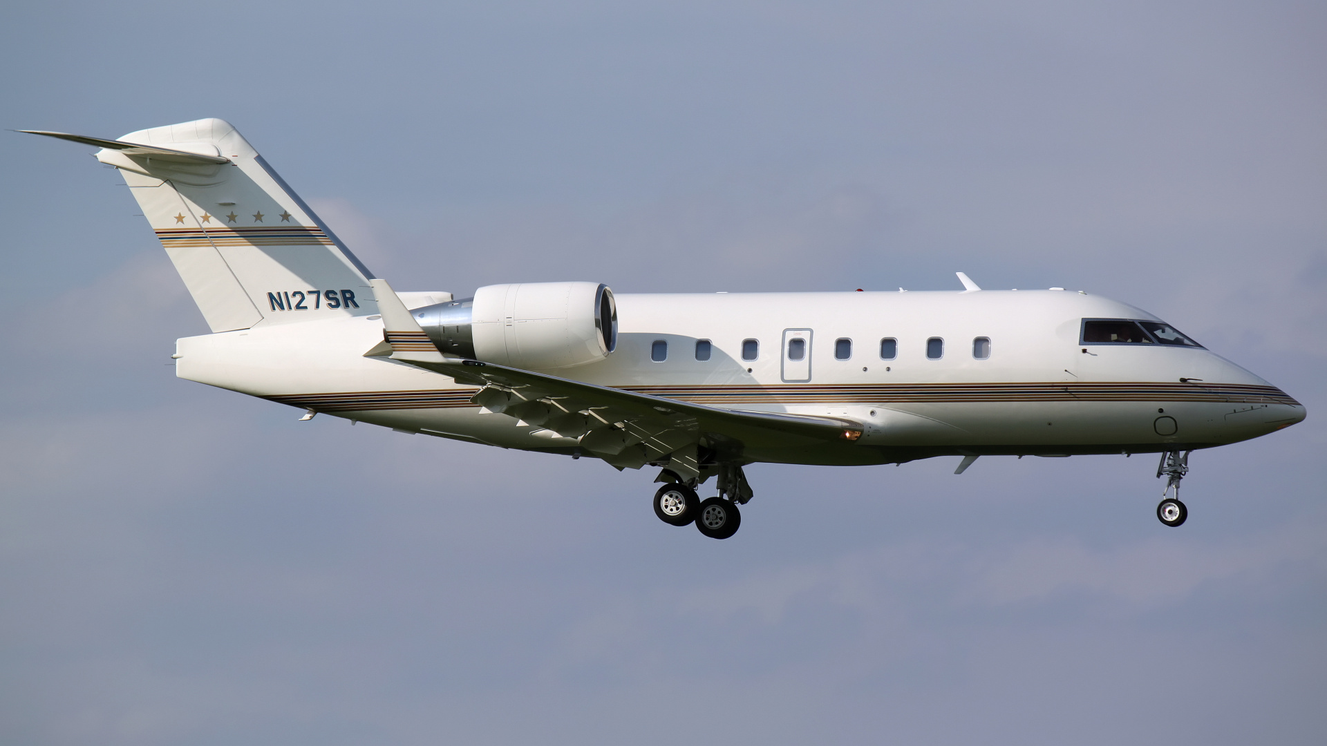 N127SR, private (Aircraft » EPWA Spotting » Bombardier CL-600 Challenger 60x » Challenger 604)