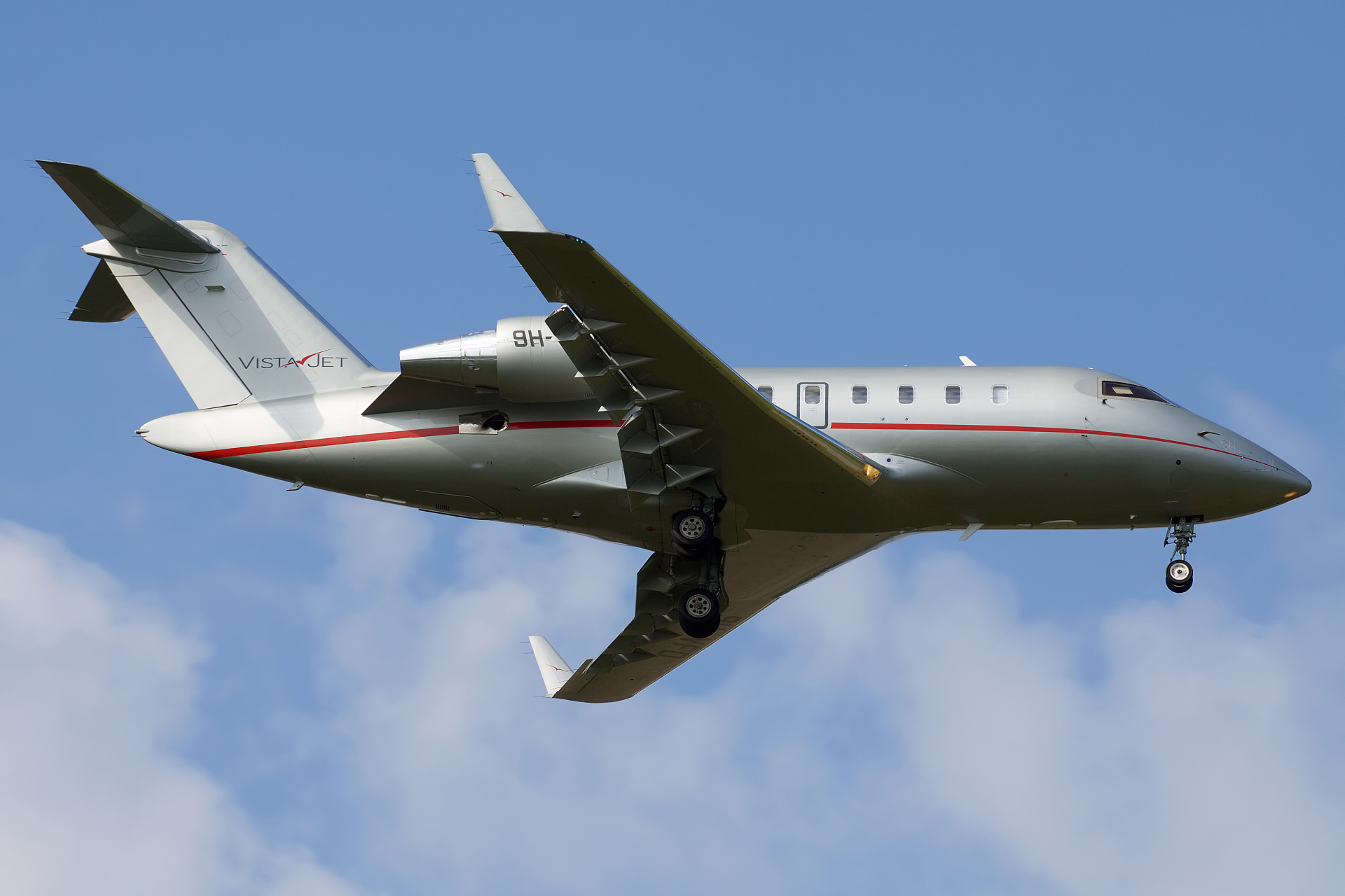 9H-VFD, VistaJet (Samoloty » Spotting na EPWA » Bombardier CL-600 Challenger 60x » Challenger 605)