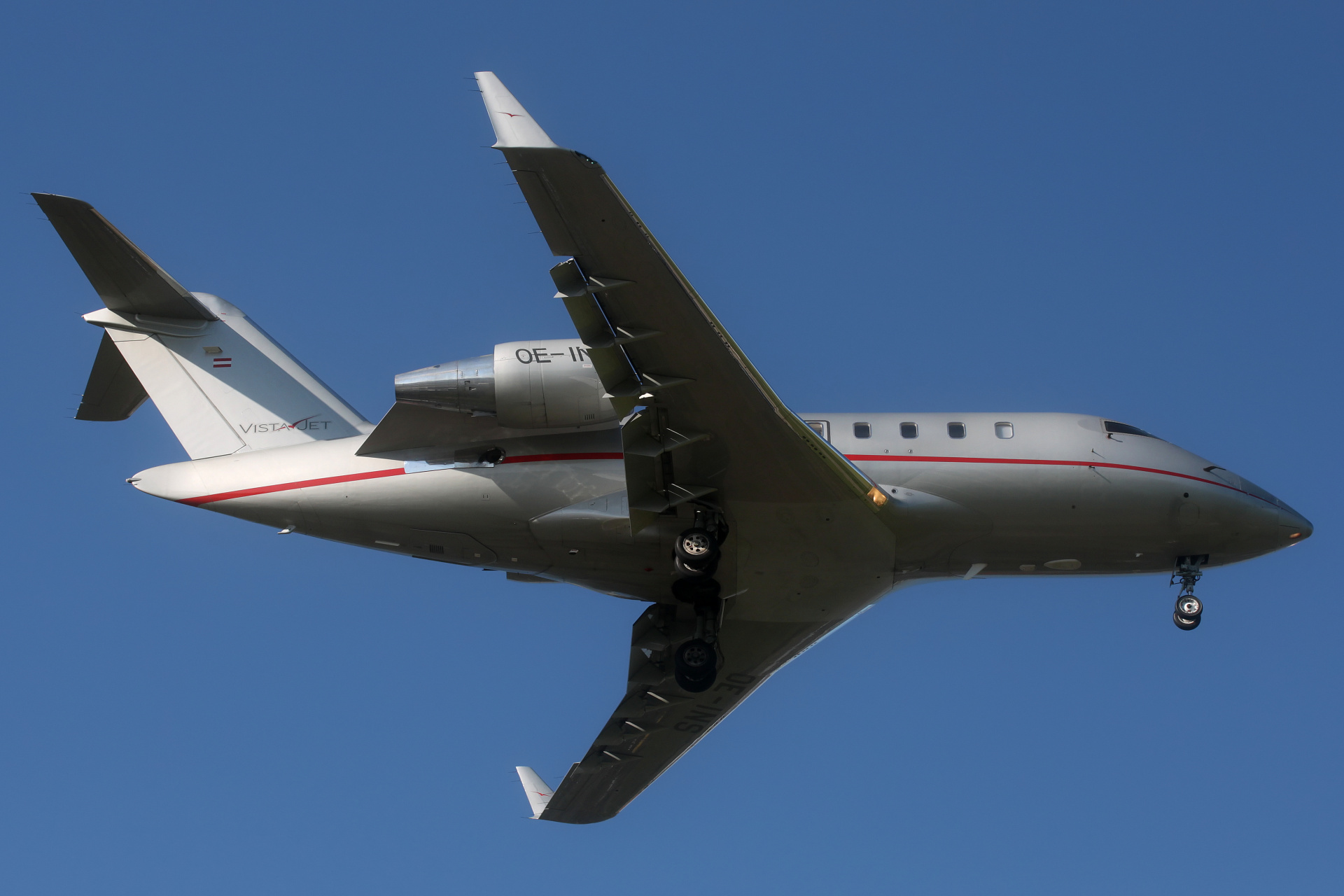 OE-INS, VistaJet (Aircraft » EPWA Spotting » Bombardier CL-600 Challenger 60x » Challenger 605)