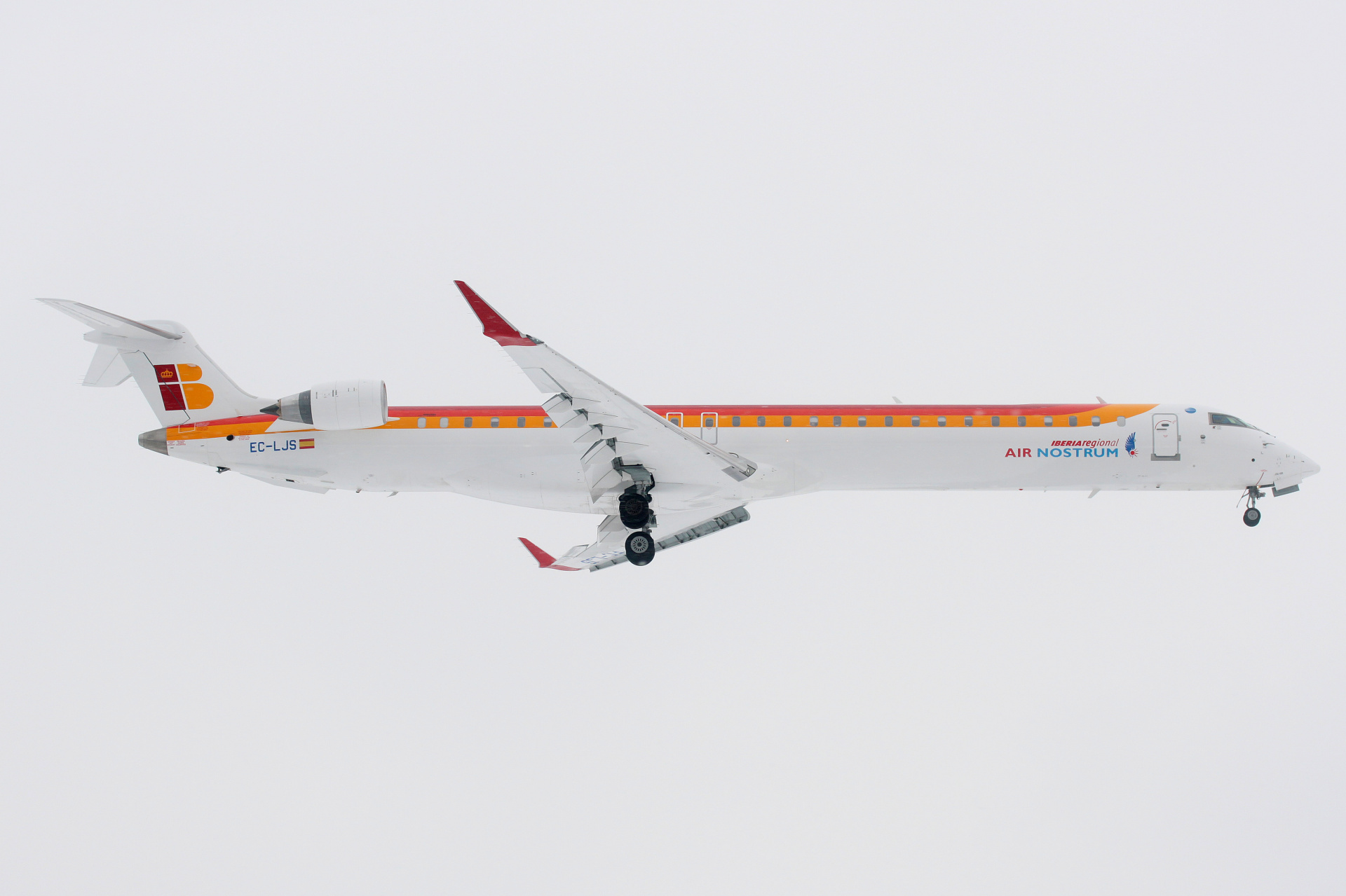 EC-LJS, Iberia Regional (Air Nostrum) (Samoloty » Spotting na EPWA » Mitsubishi Regional Jet » CRJ-1000)