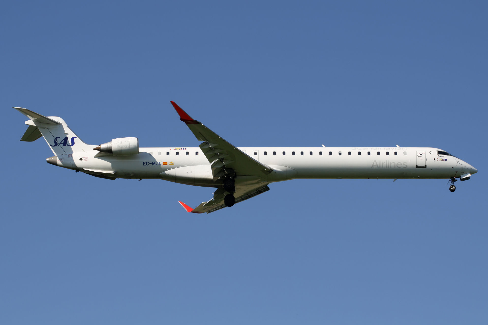 EC-MJQ, SAS Scandinavian Airlines (Iberia Regional) (Samoloty » Spotting na EPWA » Mitsubishi Regional Jet » CRJ-1000)
