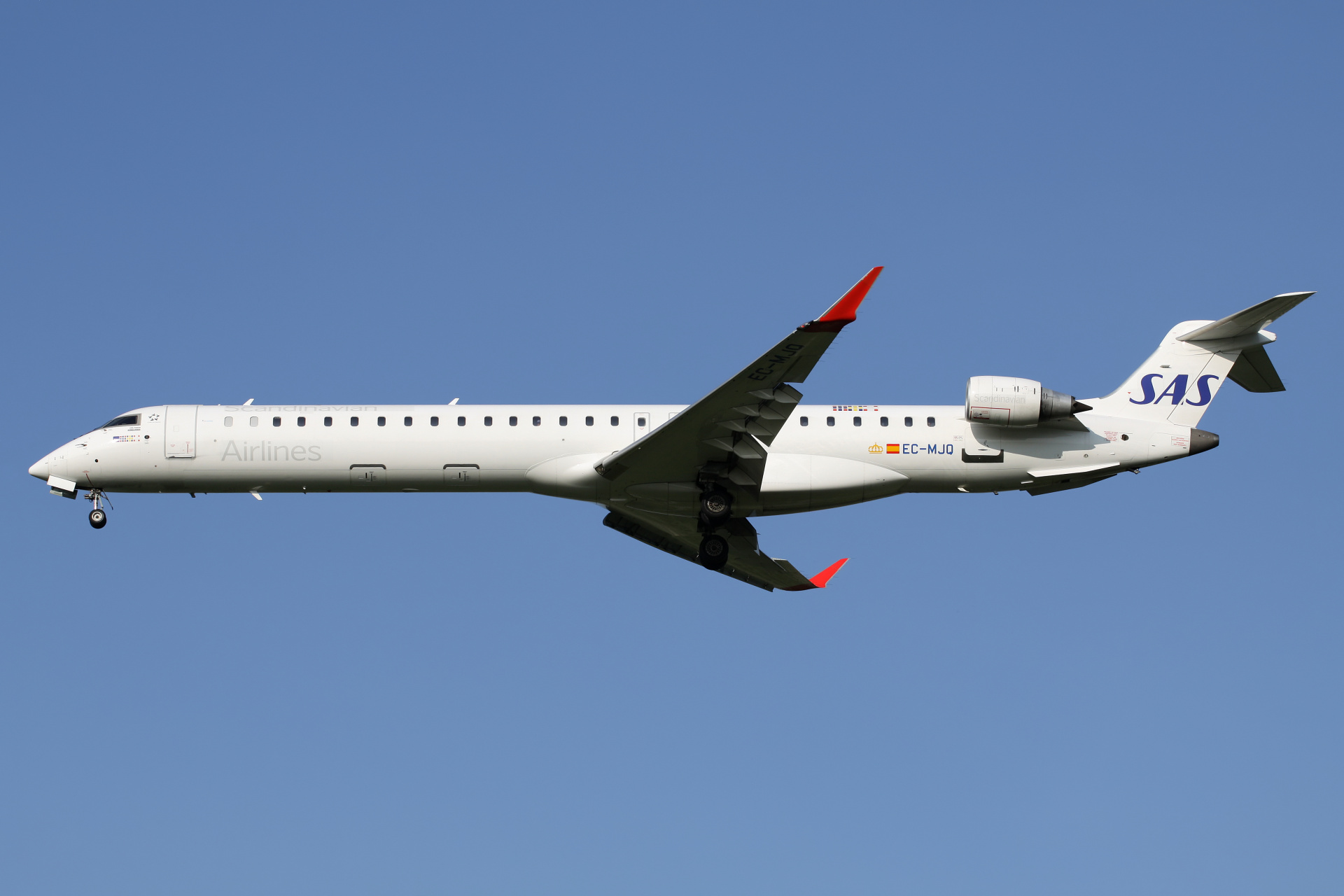 EC-MJQ, SAS Scandinavian Airlines (Iberia Regional) (Samoloty » Spotting na EPWA » Mitsubishi Regional Jet » CRJ-1000)