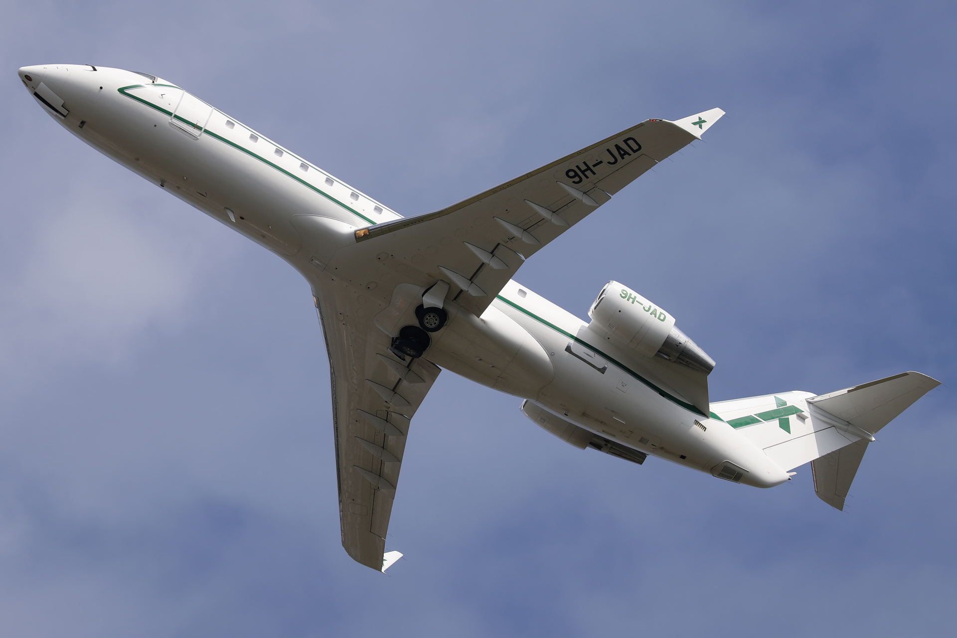 Challenger 850, 9H-JAD, AirX (Aircraft » EPWA Spotting » Bombardier CL-600 Regional Jet » CRJ-200)