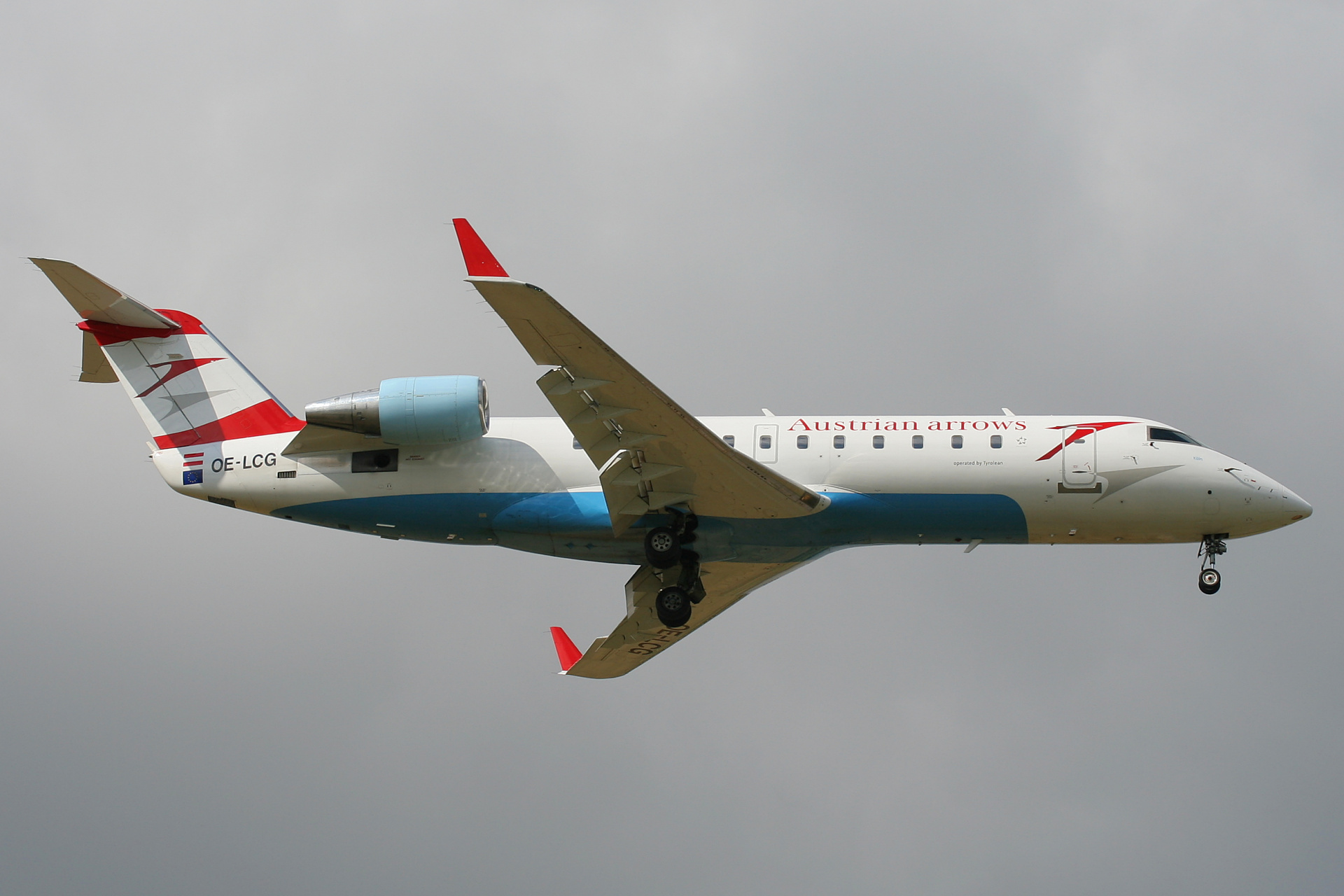 OE-LCG, Austrian arrows (Aircraft » EPWA Spotting » Bombardier CL-600 Regional Jet » CRJ-200)