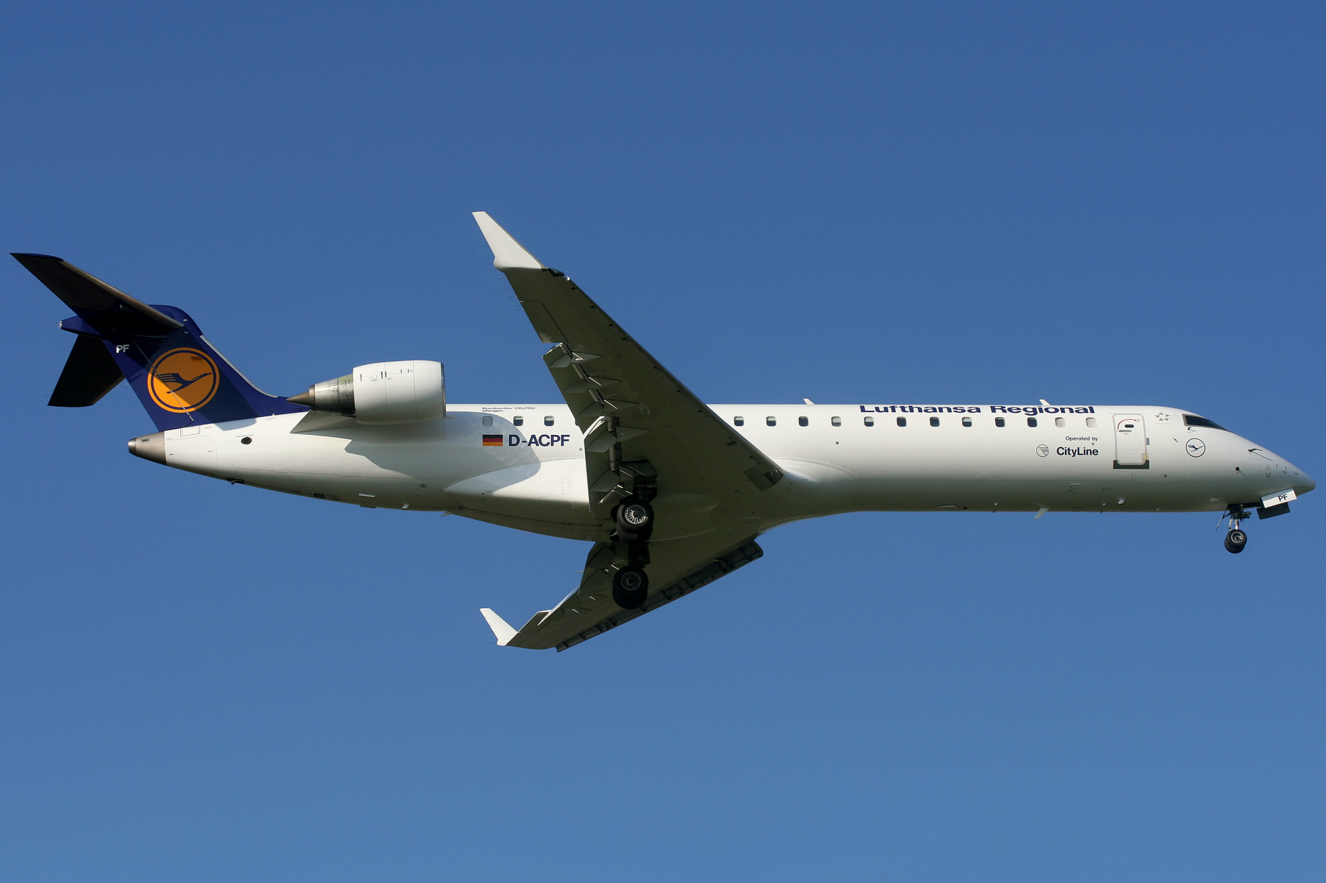 D-ACPF, Lufthansa Regional (CityLine) (Samoloty » Spotting na EPWA » Mitsubishi Regional Jet » CRJ-700)