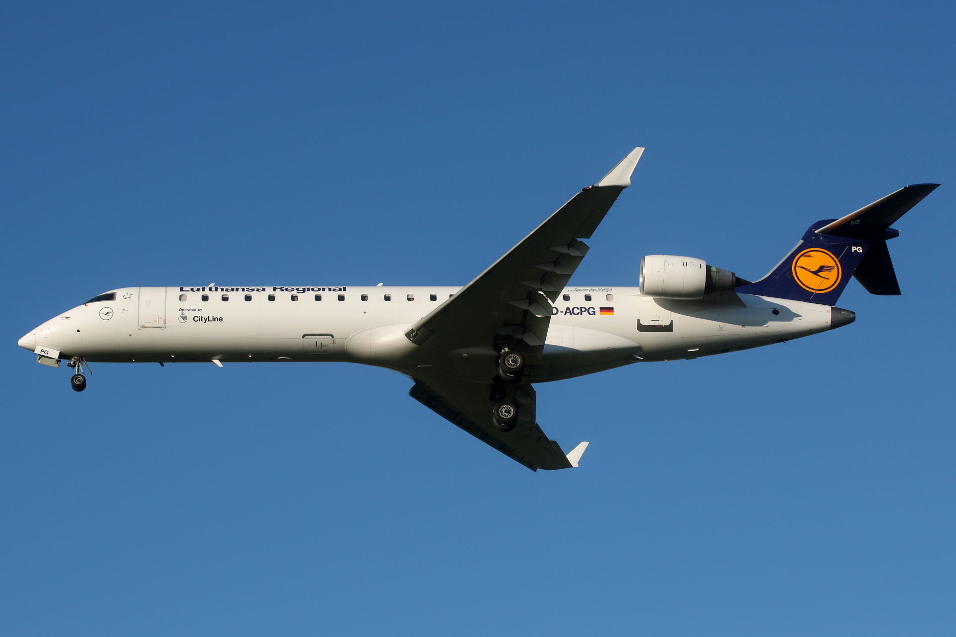 D-ACPG, Lufthansa Regional (CityLine) (Aircraft » EPWA Spotting » Mitsubishi Regional Jet » CRJ-700)