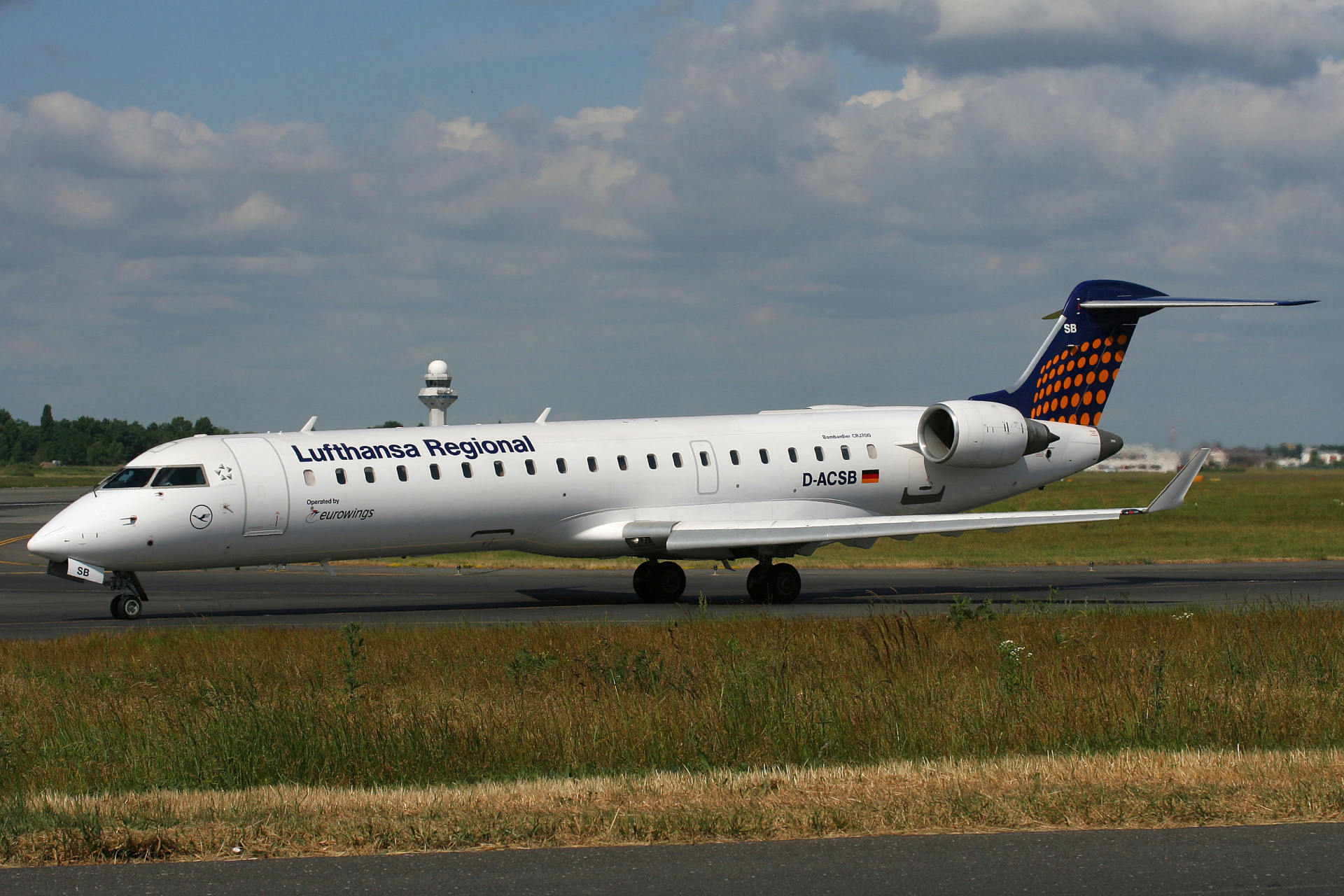 D-ACSB, Lufthansa Regional (Eurowings) (Aircraft » EPWA Spotting » Mitsubishi Regional Jet » CRJ-700)