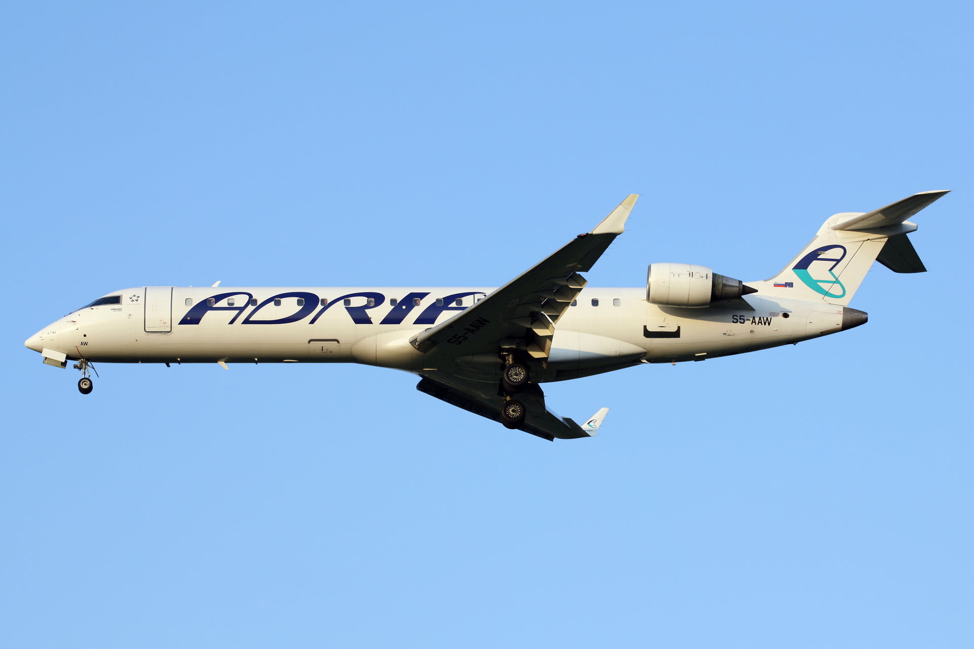 S5-AAW, Adria Airways (Samoloty » Spotting na EPWA » Mitsubishi Regional Jet » CRJ-700)