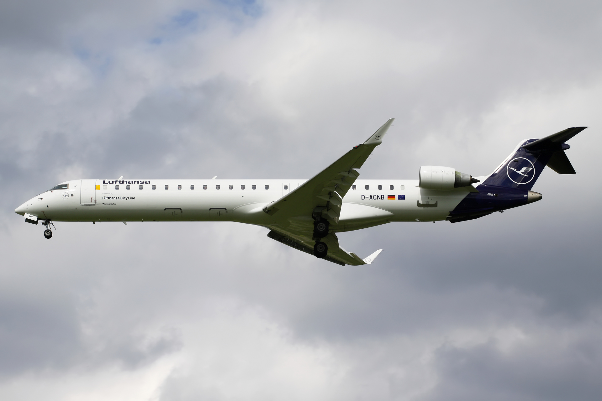 D-ACNB, Lufthansa (Lufthansa CityLine) (Aircraft » EPWA Spotting » Mitsubishi Regional Jet » CRJ-900)