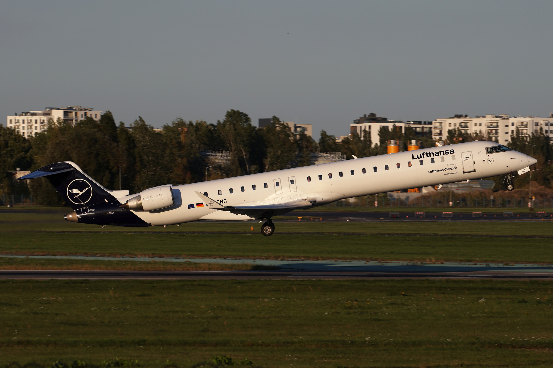 D-ACNO, Lufthansa (Lufthansa CityLine) (Aircraft » EPWA Spotting » Mitsubishi Regional Jet » CRJ-900)