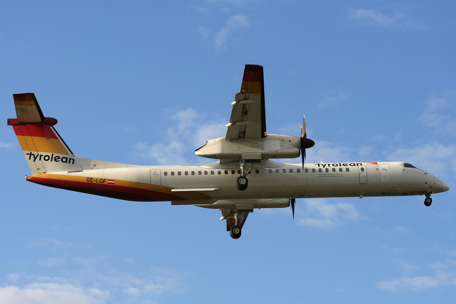 OE-LGF, Tyrolean Airlines (Samoloty » Spotting na EPWA » De Havilland Canada DHC-8 Dash 8)