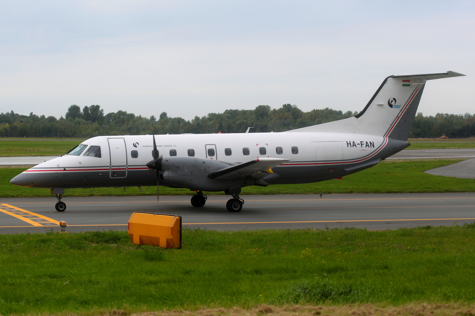 HA-FAN, Budapest Aircraft Service (Aircraft » EPWA Spotting » Embraer EMB-120 Brasilia)