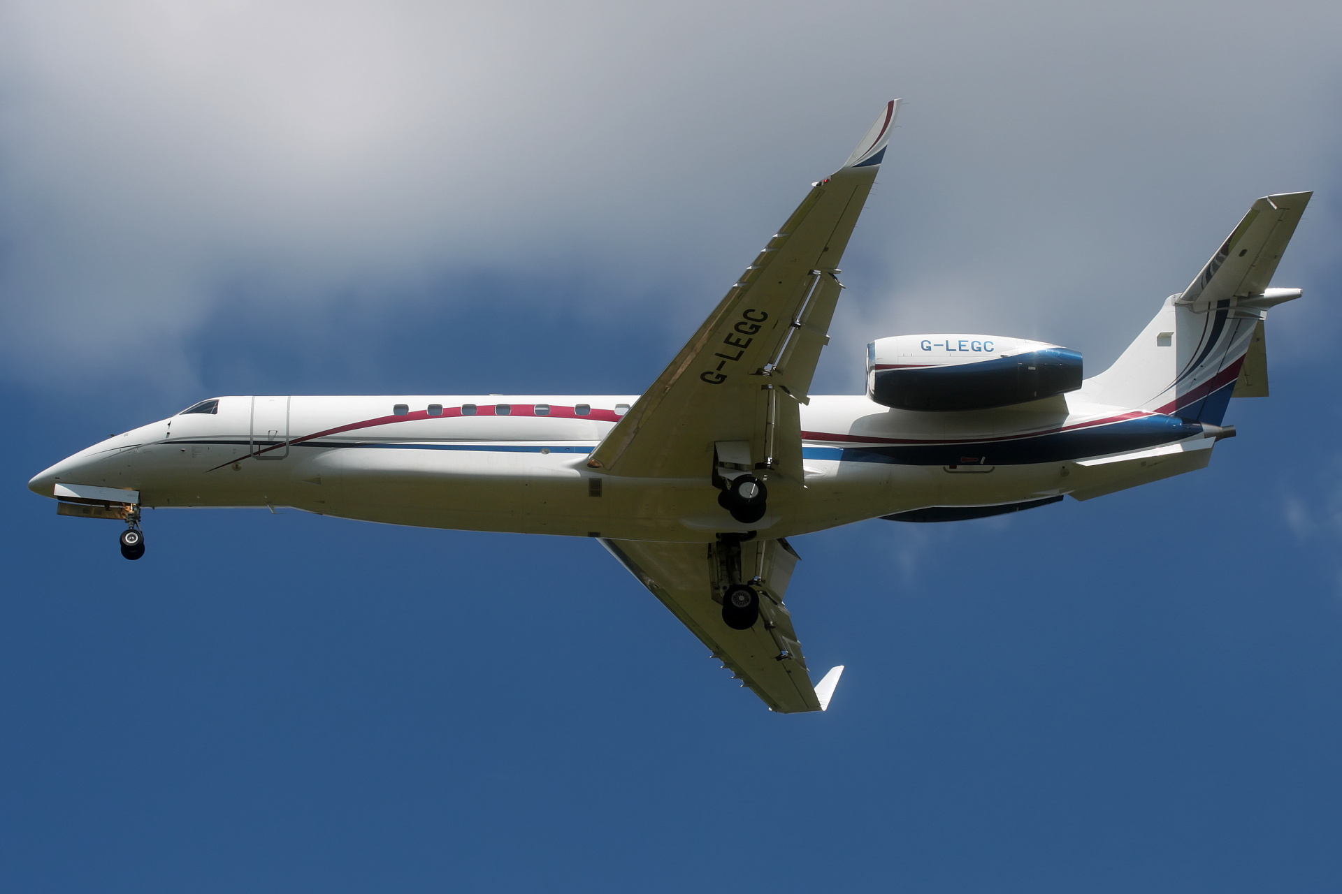 G-LEGC, London Executive Aviation (Samoloty » Spotting na EPWA » Embraer ERJ-135BJ Legacy 600)