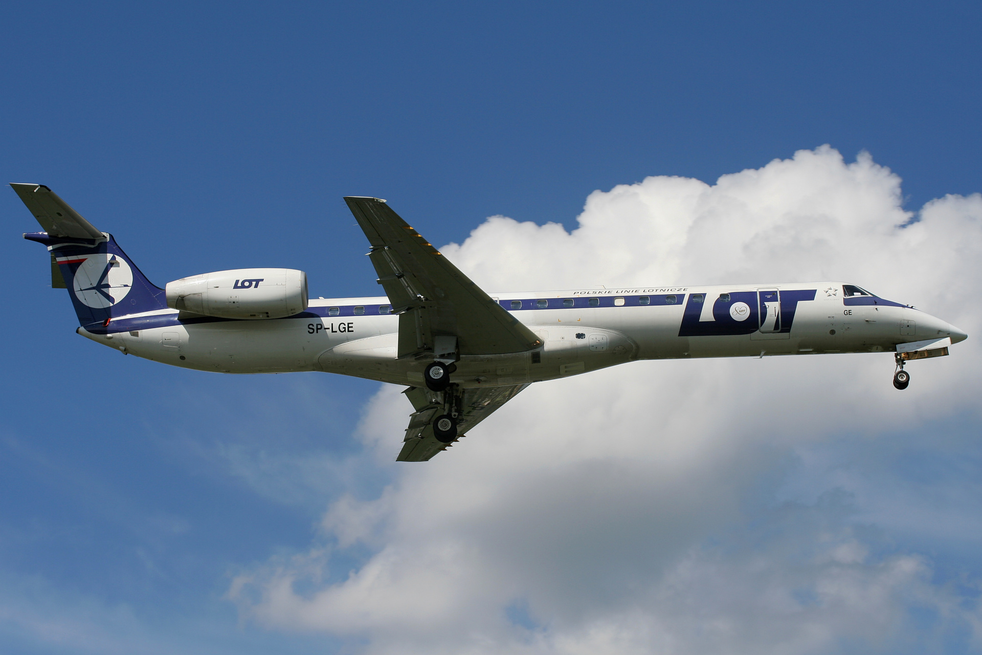 SP-LGE (naklejka 80-tej rocznicy) (Samoloty » Spotting na EPWA » Embraer ERJ-145 » Polskie Linie Lotnicze LOT)