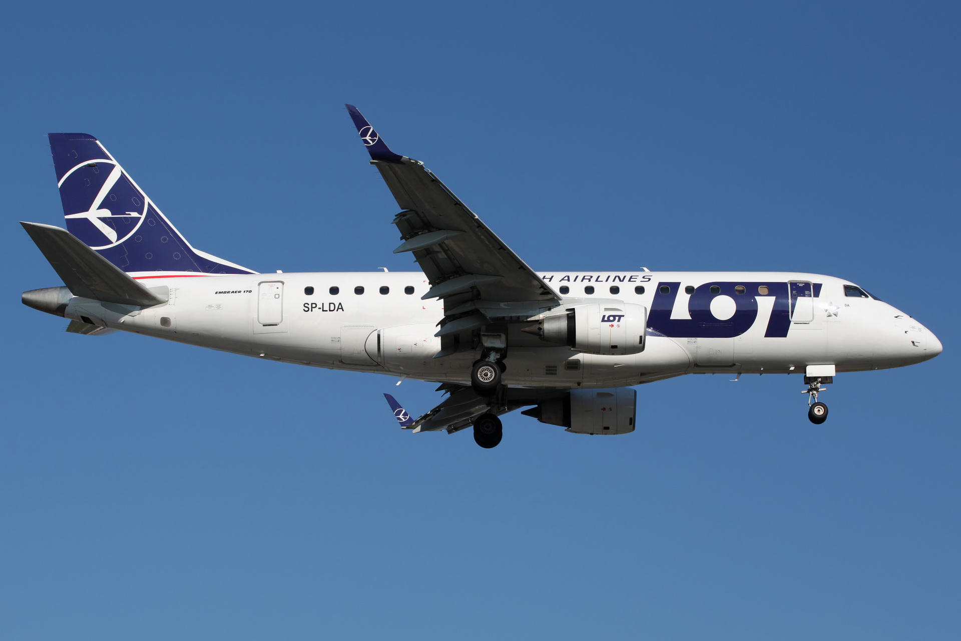 SP-LDA (nowe malowanie) (Samoloty » Spotting na EPWA » Embraer E170 » Polskie Linie Lotnicze LOT)