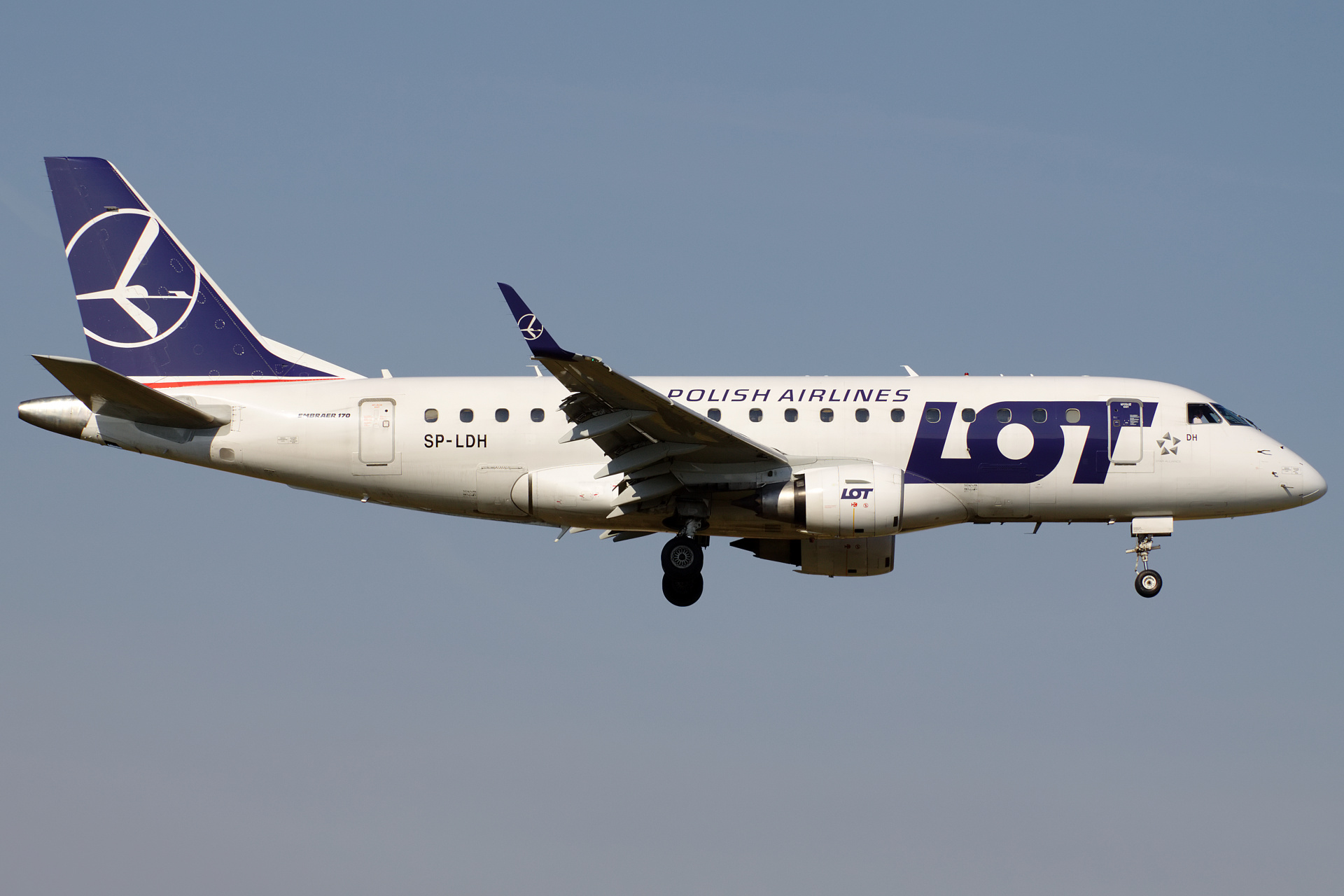 SP-LDH (new livery) (Aircraft » EPWA Spotting » Embraer E170 » LOT Polish Airlines)