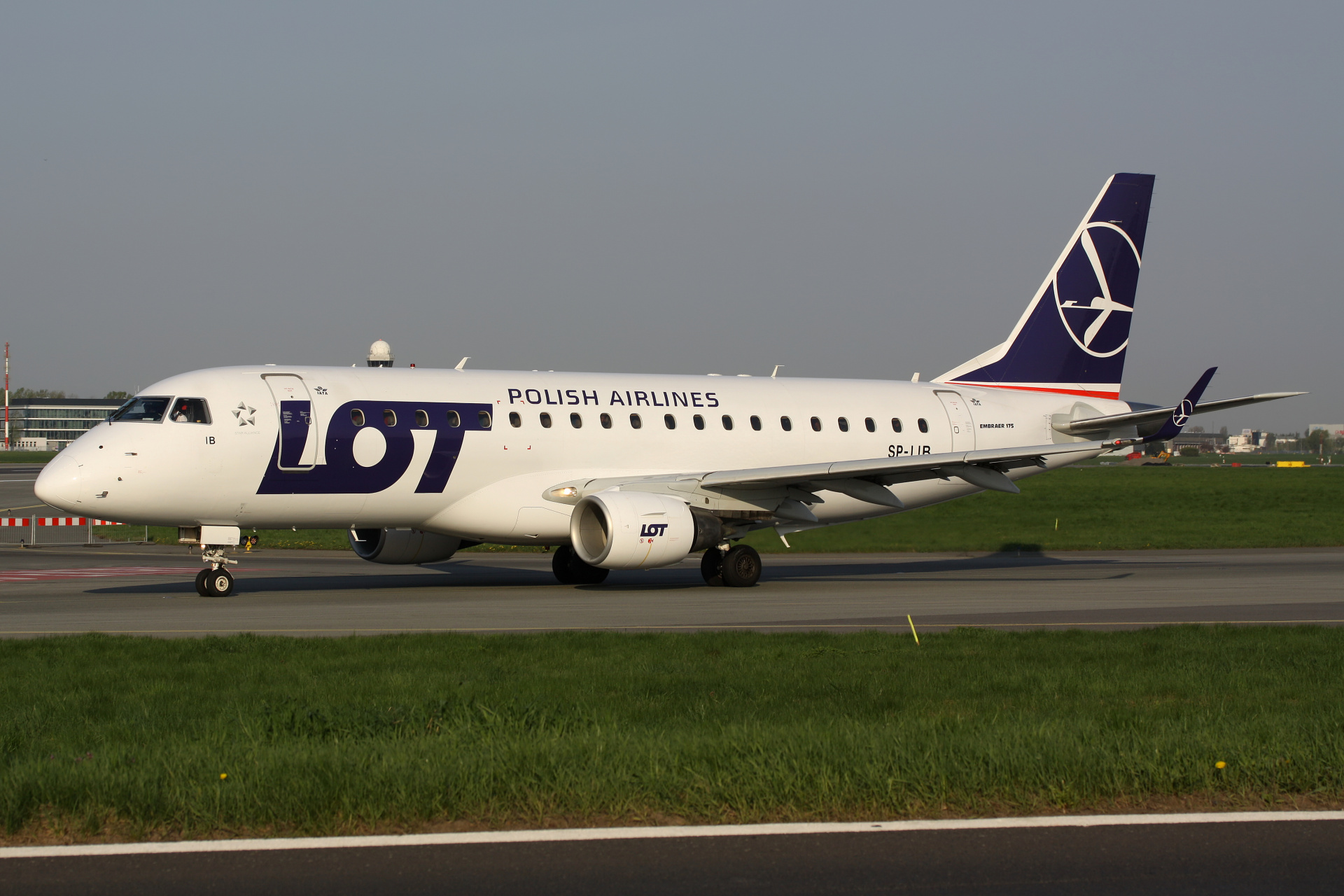 SP-LIB (nowe malowanie) (Samoloty » Spotting na EPWA » Embraer E175 » Polskie Linie Lotnicze LOT)