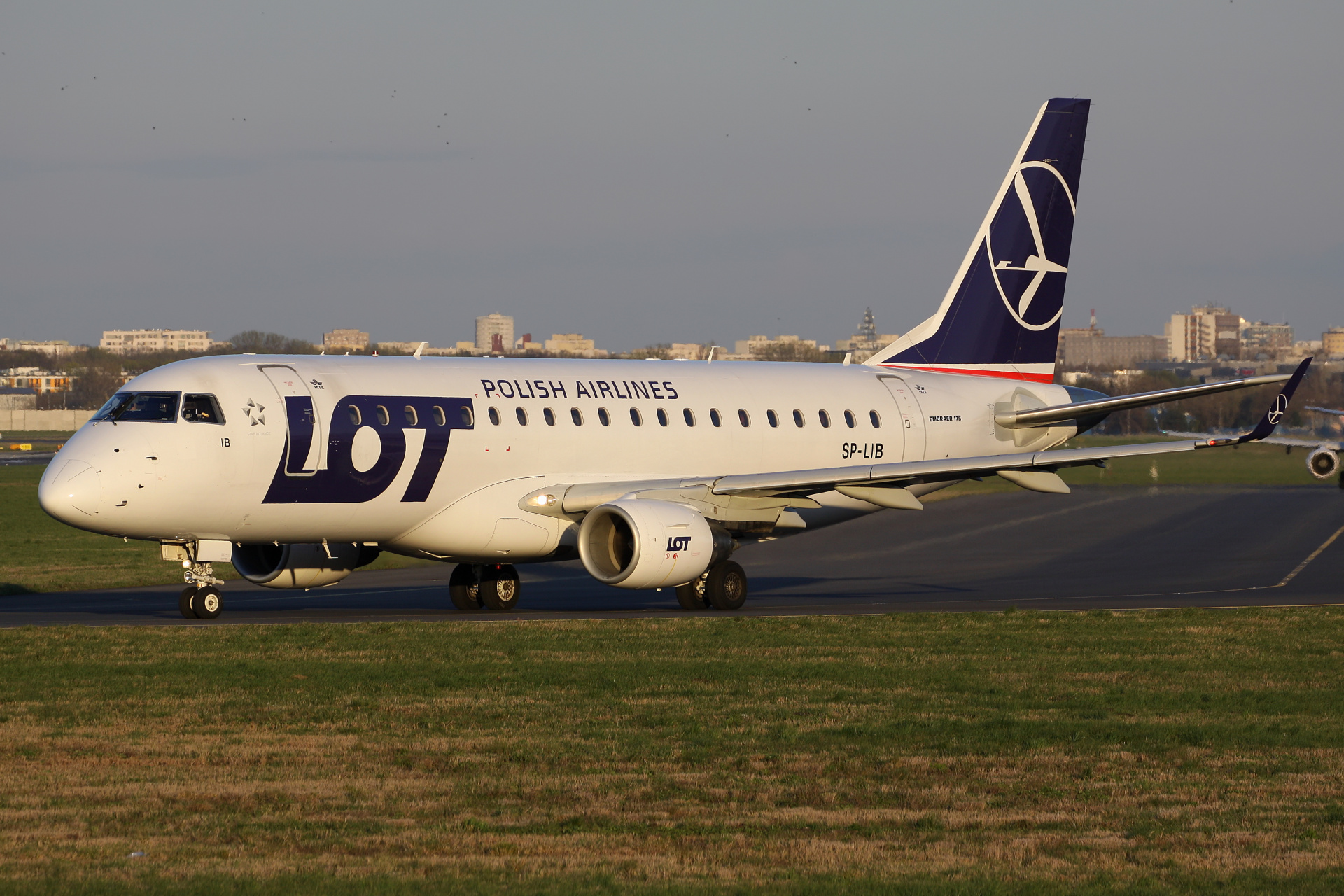 SP-LIB (new livery) (Aircraft » EPWA Spotting » Embraer E175 » LOT Polish Airlines)