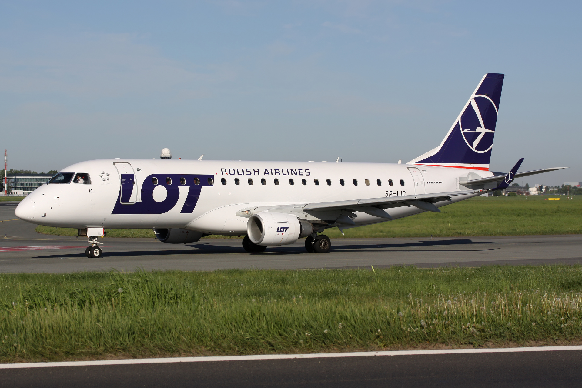 SP-LIC (nowe malowanie) (Samoloty » Spotting na EPWA » Embraer E175 » Polskie Linie Lotnicze LOT)