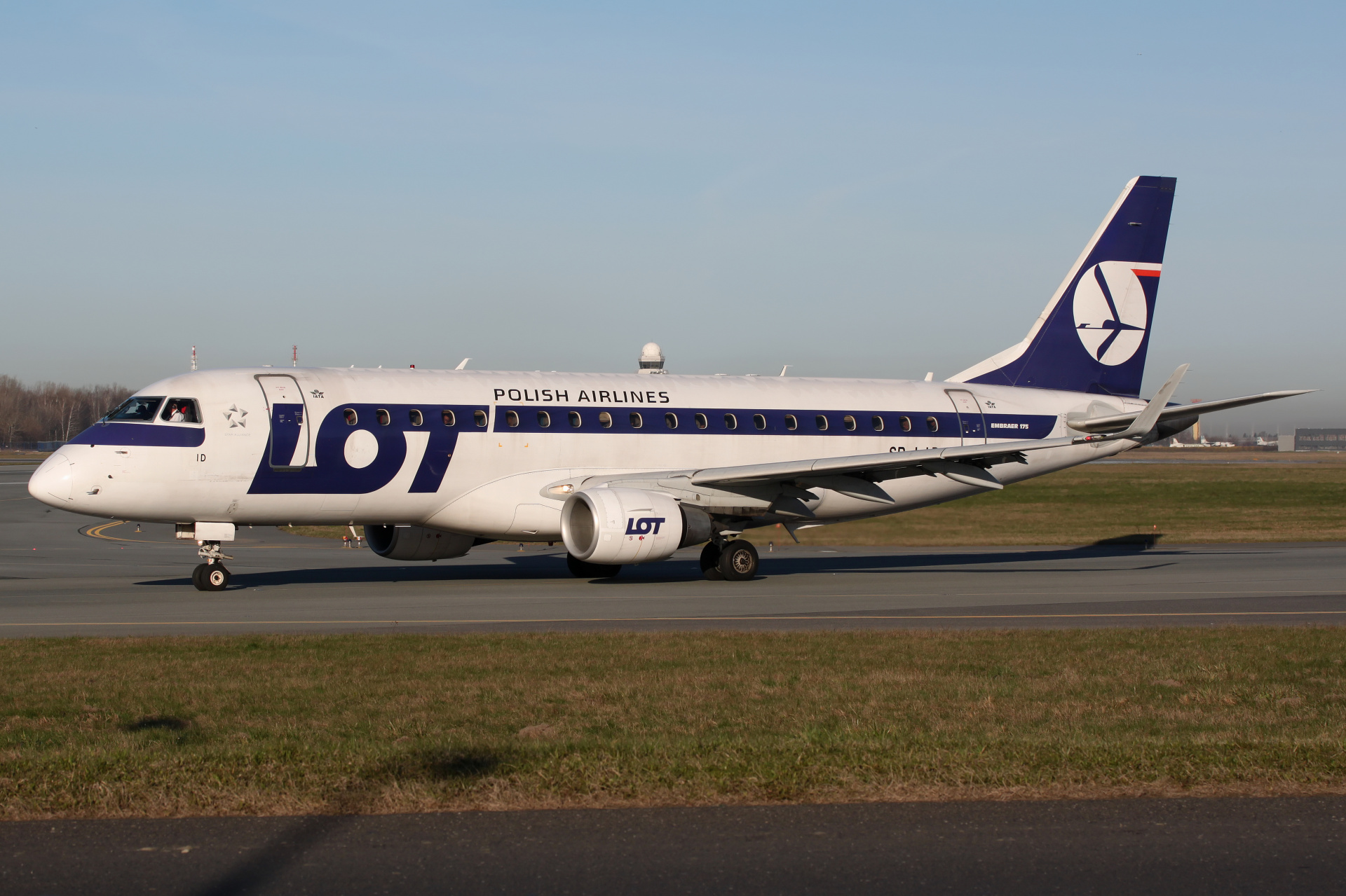 SP-LID (Samoloty » Spotting na EPWA » Embraer E175 » Polskie Linie Lotnicze LOT)
