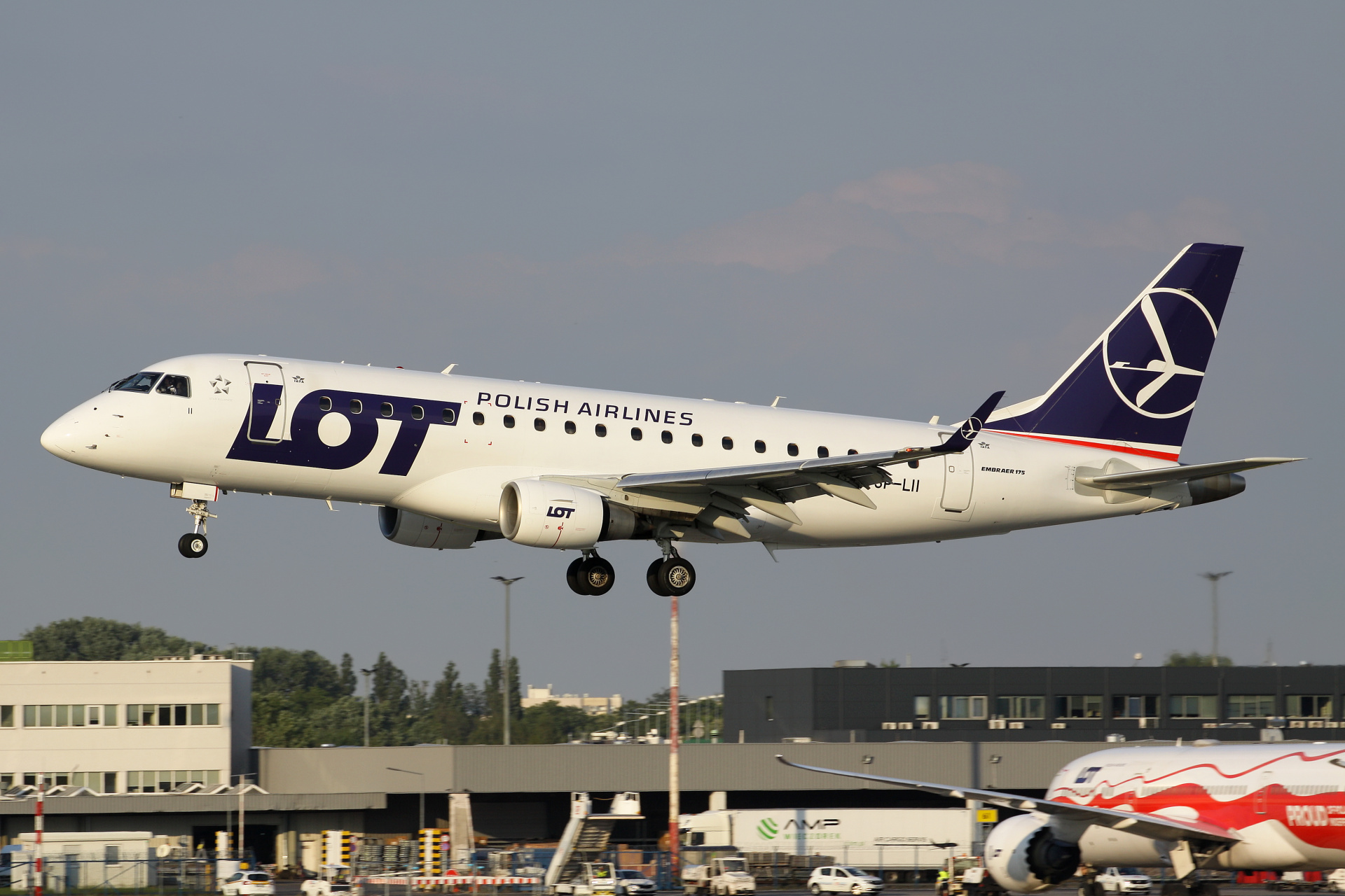 SP-LII (nowe malowanie) (Samoloty » Spotting na EPWA » Embraer E175 » Polskie Linie Lotnicze LOT)