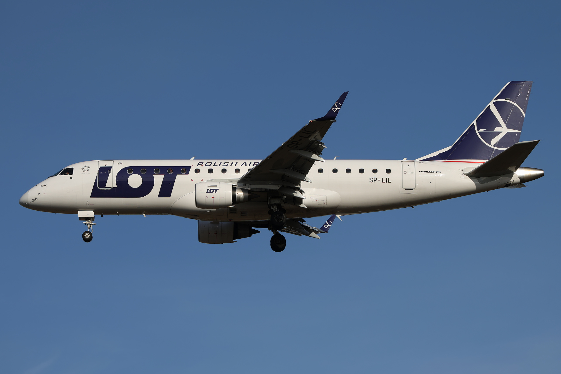 SP-LIL (nowe malowanie) (Samoloty » Spotting na EPWA » Embraer E175 » Polskie Linie Lotnicze LOT)